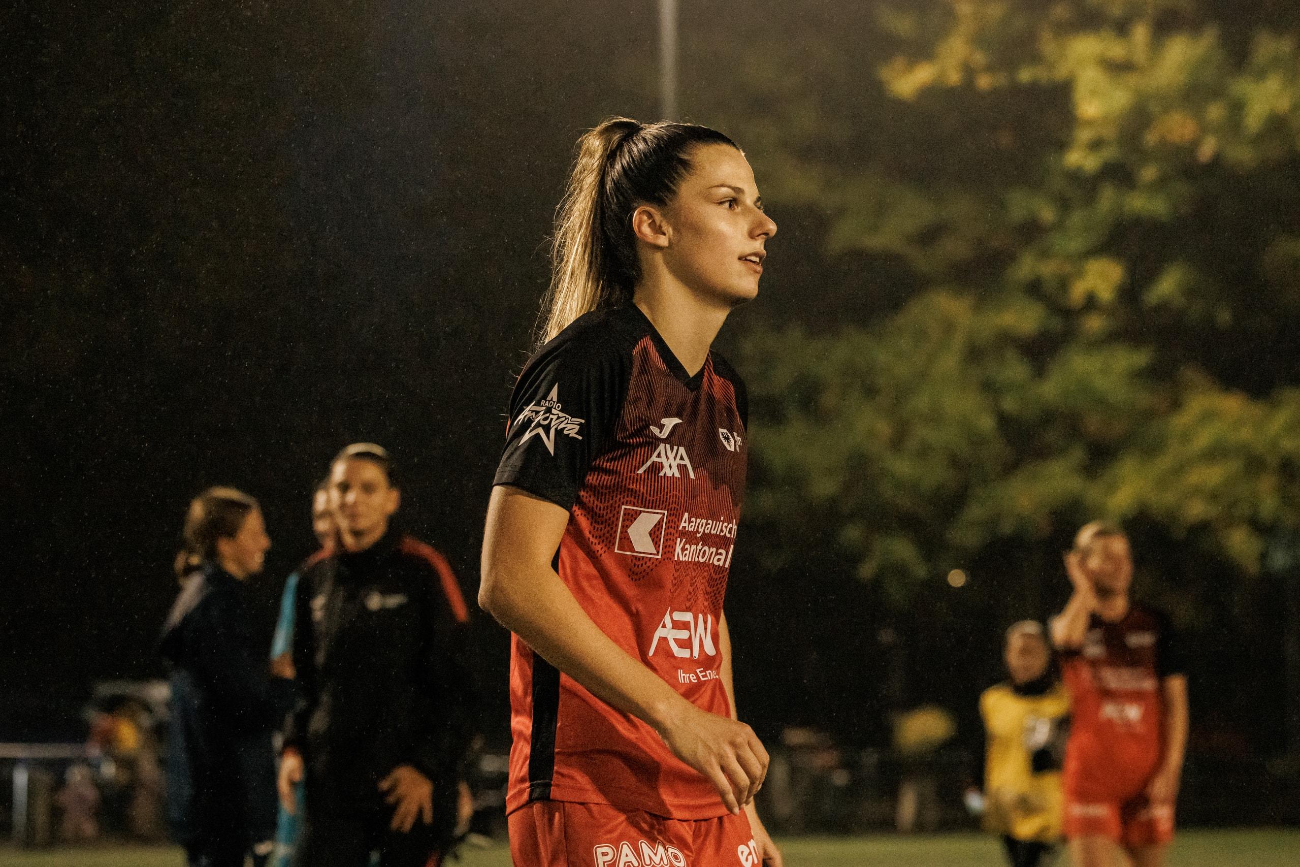 Celia Hofer von den FC Aarau Frauen unter Flutlicht beim Spiel gegen den FC Basel 1893 auf der Sportanlage Schachen in Aarau.