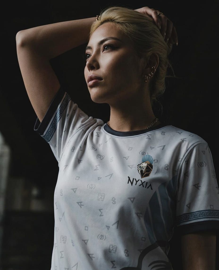 NYXIA-Trikot des Rebrand-Konzepts als getragene Studioaufnahme, Motiv 1 (KI-Visualisierung, Gemini).