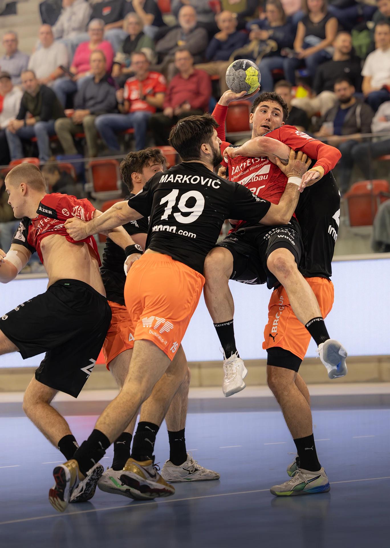 Mehdi Ben Romdhane (Pfadi Winterthur) im mittleren Rückraum, QHL-Spiel gegen Kadetten Schaffhausen.