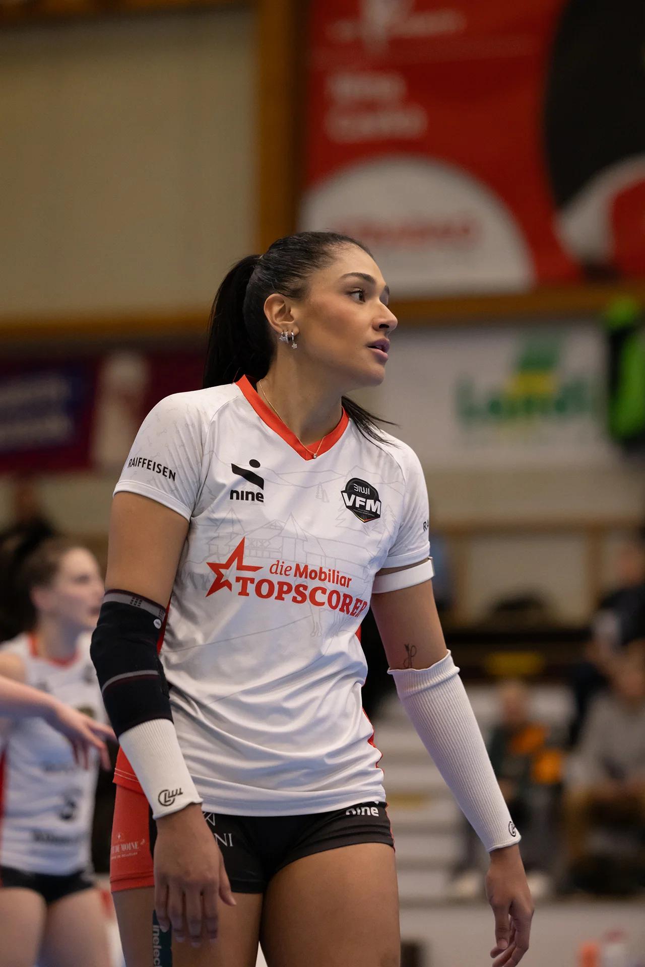 Letícia Bonardi (BIWI VfM) als Diagonalangreiferin, NLA-Playoff-Viertelfinale gegen VC Kanti Schaffhausen.