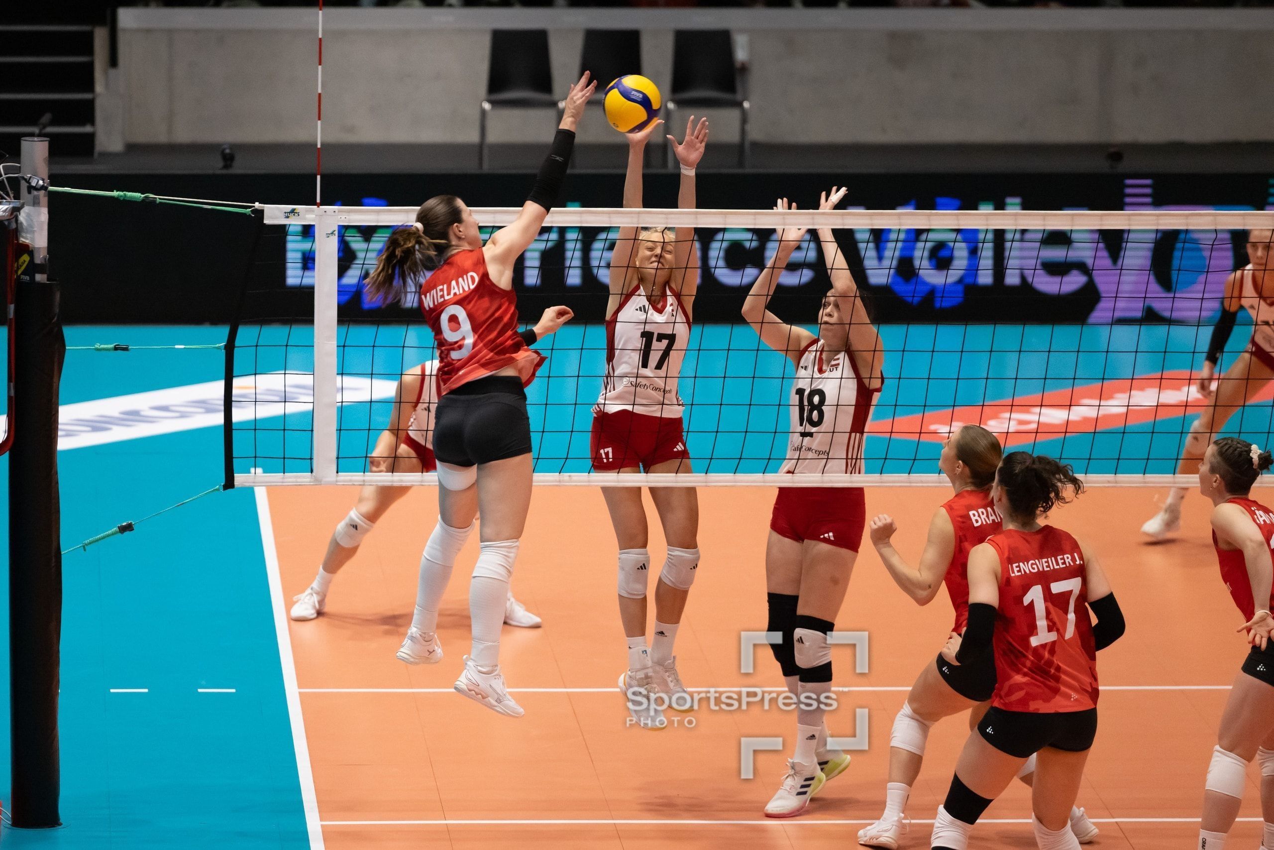 Sarina Wieland von der Schweiz greift gegen den Doppelblock von Dana Schmit und Nina Nesimović aus Österreich an, in der Pilatus Arena in Kriens.