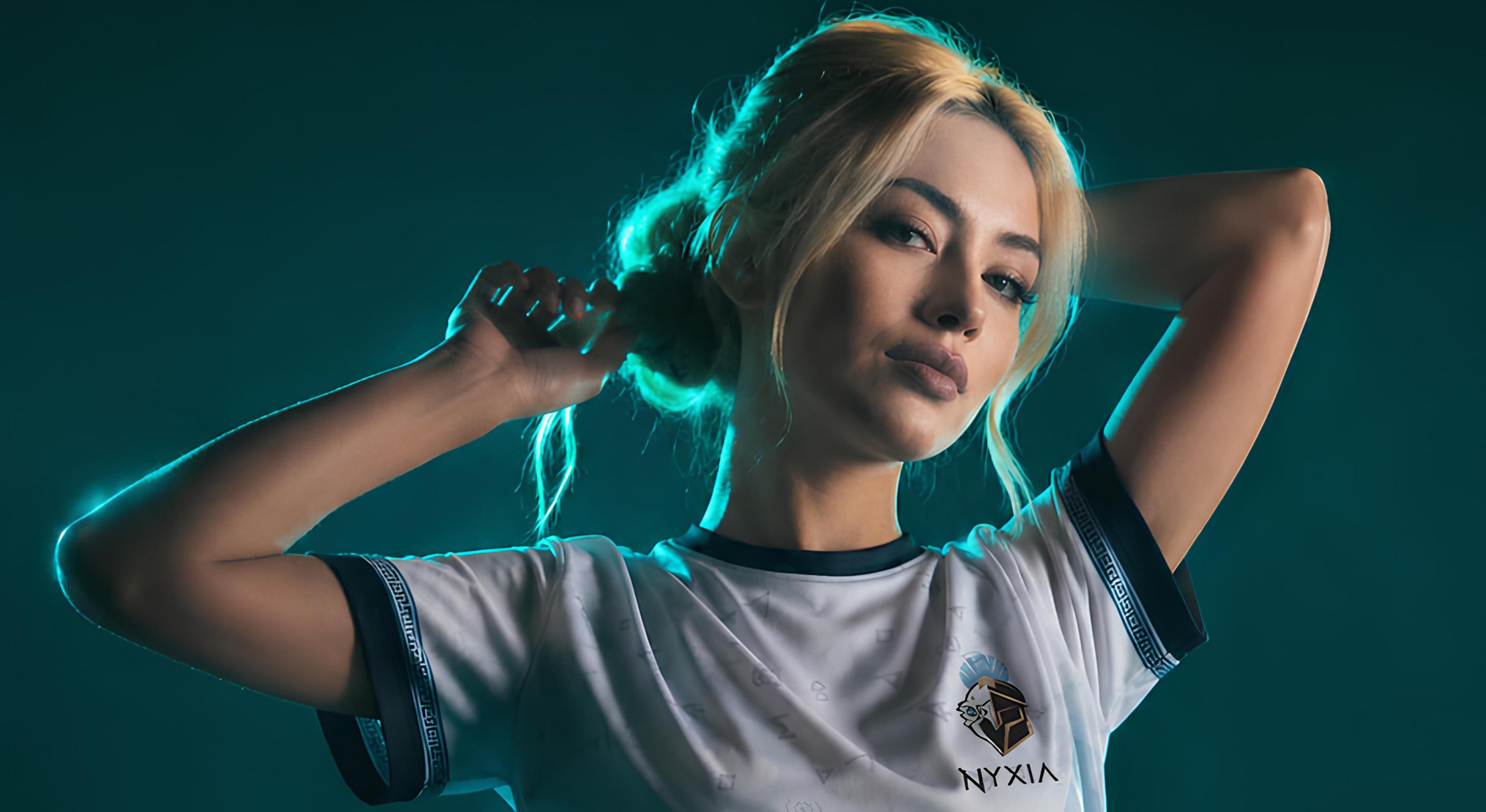 Rebrand-Konzept für NYXIA eSports: das Marken-Signet aus Rabenkopf und Spartaner-Helm in Gold auf schwarzem Grund.
