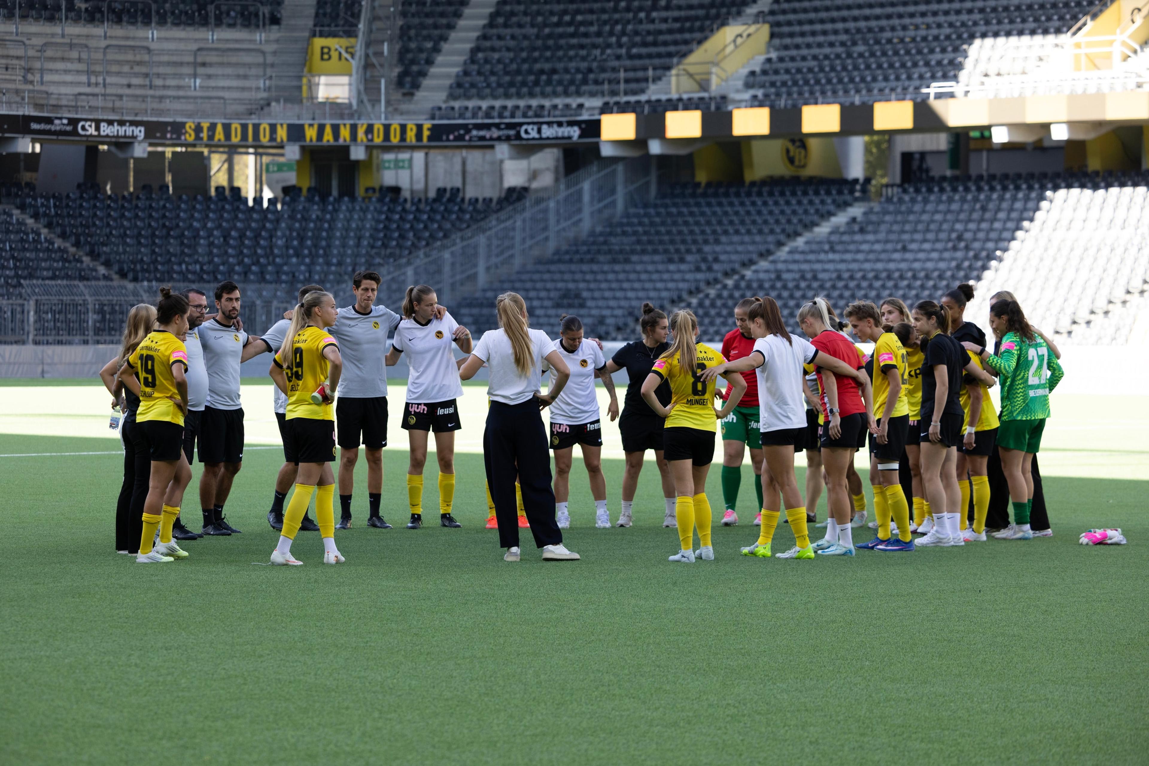 Die Mannschaft der YB Frauen steht nach dem 1:1 gegen Yverdon Sport Féminin im Kreis zusammen, im Stadion Wankdorf.