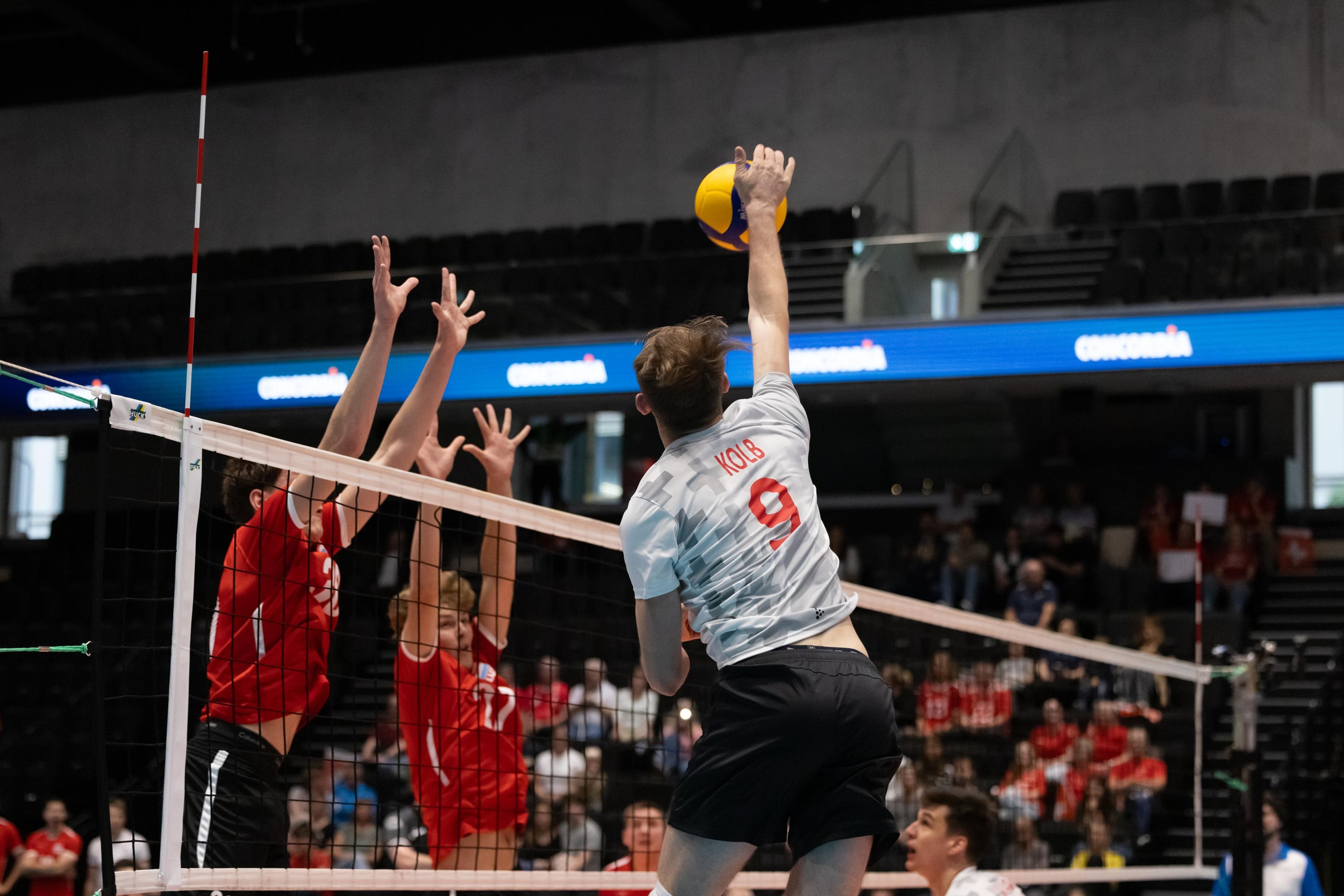Cyril Kolb von der Schweiz greift gegen Filip Bilan aus Luxemburg an, beim Spiel der CEV Volleyball European League in der Pilatus Arena in Kriens.