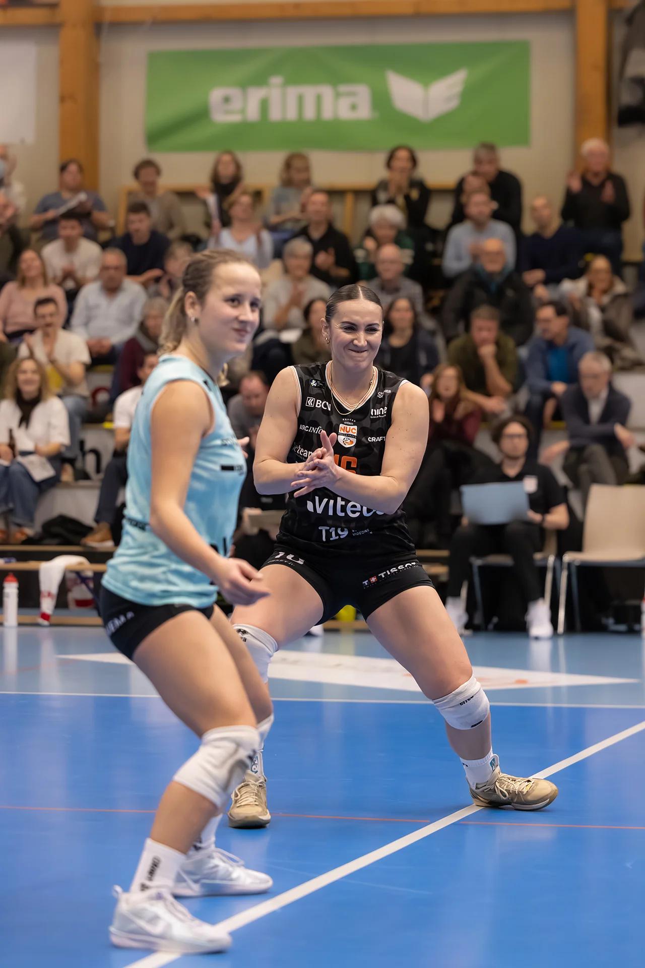 Tia Scambray (Viteos NUC) im Außenangriff, NLA-Frauen-Spiel gegen VC Kanti Schaffhausen.