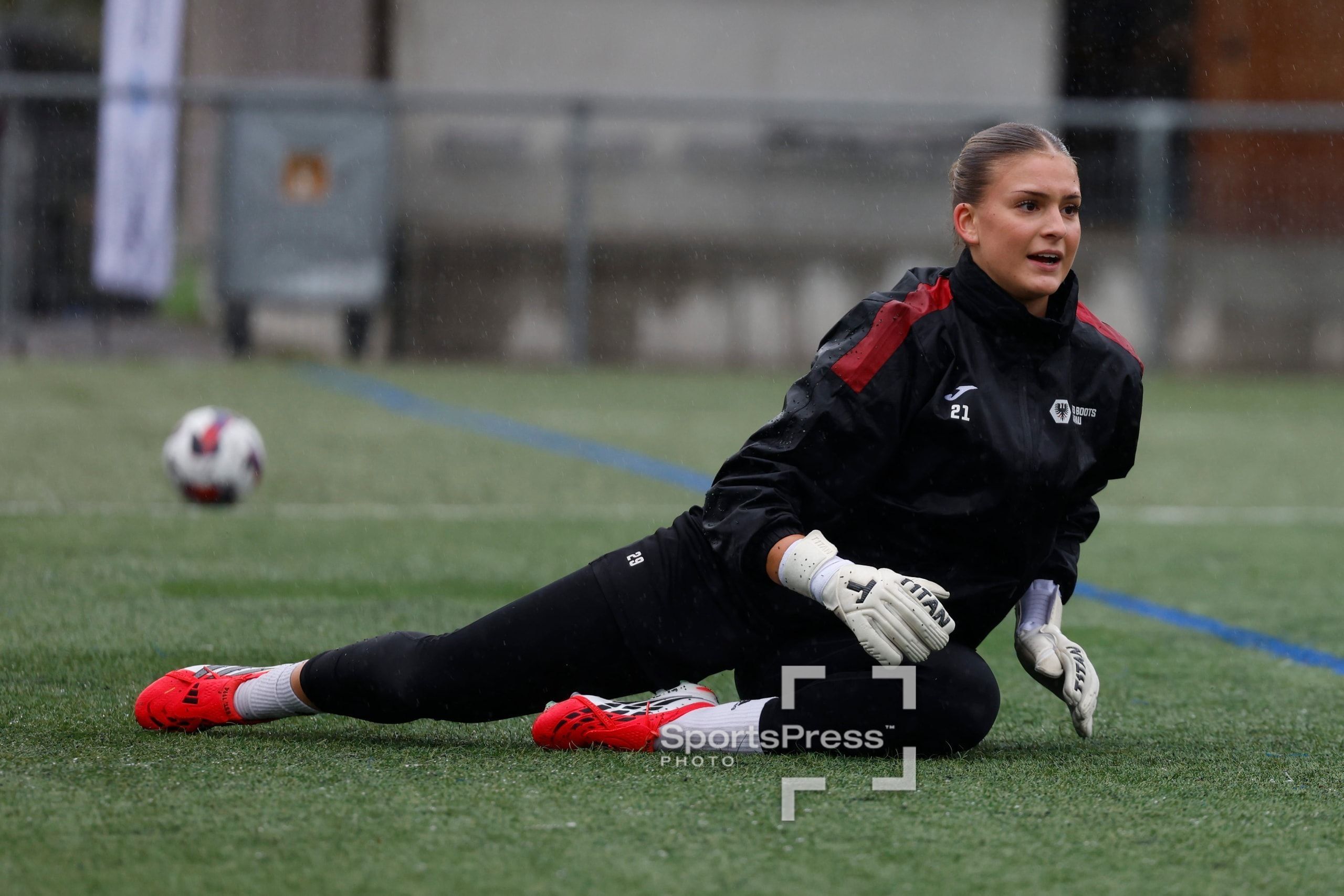 Sophie Janz, Torhüterin der FC Aarau Frauen, beim Aufwärmen vor dem Spiel gegen den FC Basel 1893 auf der Sportanlage Schachen in Aarau.