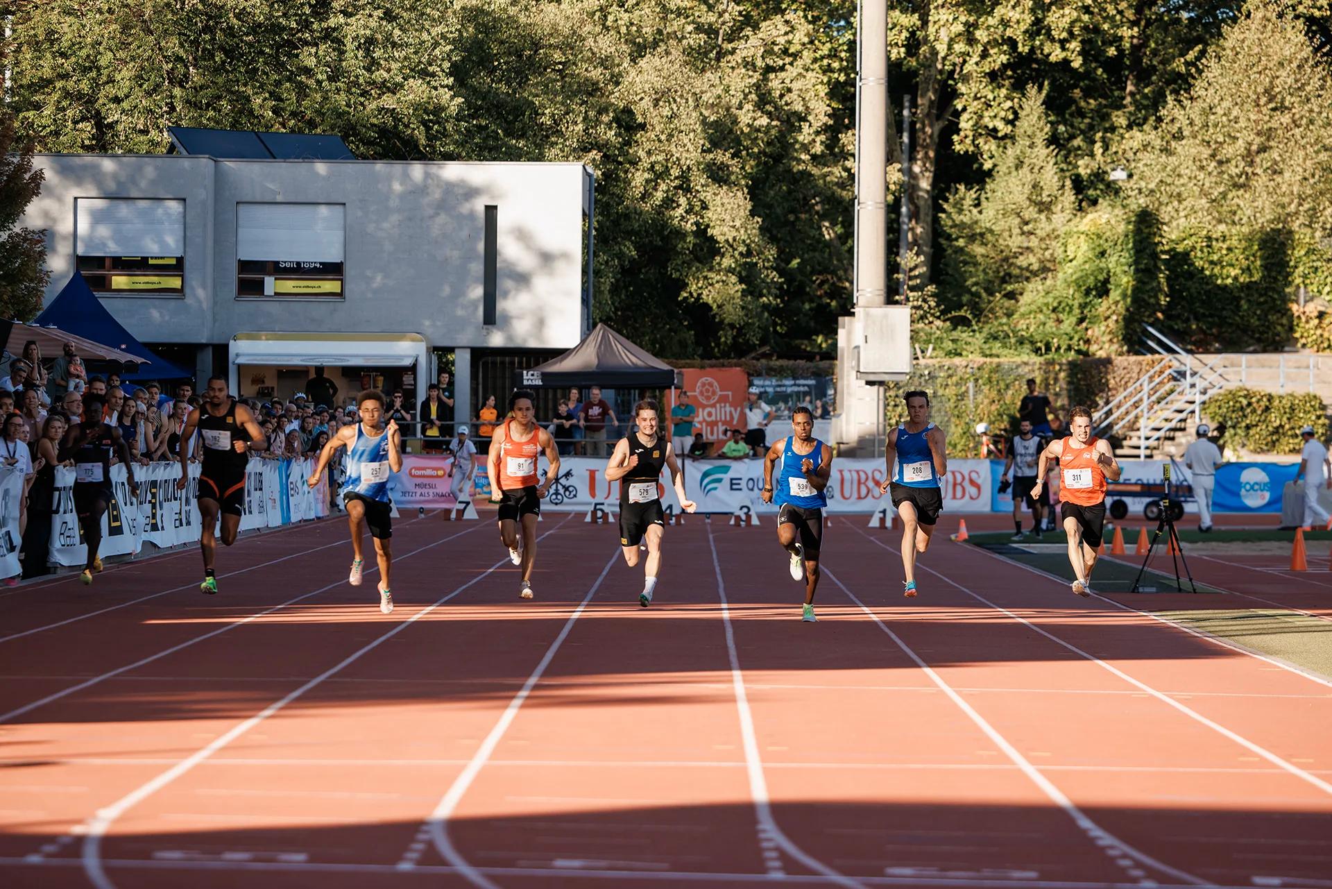 Finallauf über 100 m der U23 Männer mit Sieger Jonathan Gou Gomez (Lausanne-Sports Athlétisme, Jahrgang 2005) bei den Schweizer Meisterschaften U20/U23 2026 im Stadion Schützenmatte in Basel.