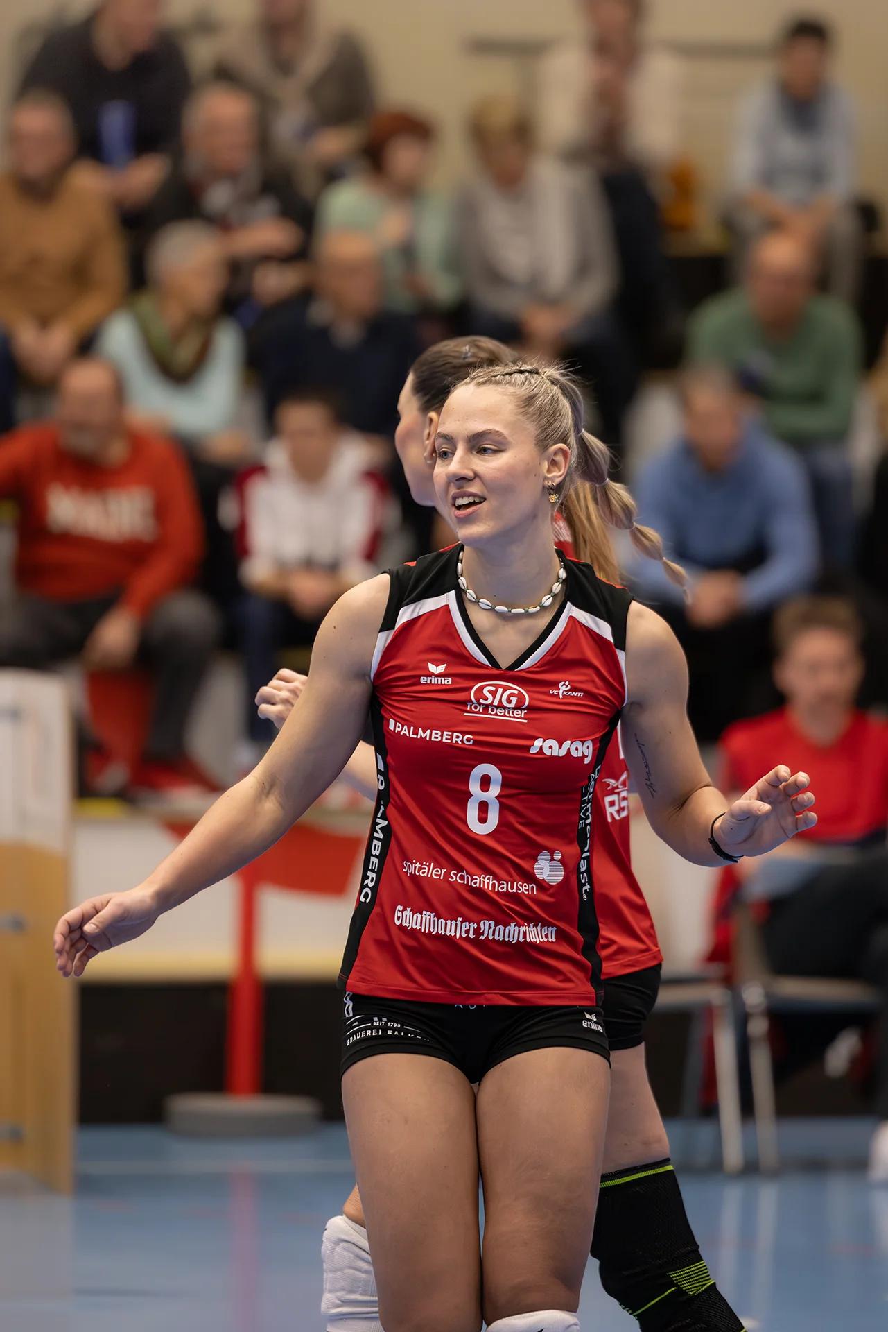 Lina-Marie Lieb (VC Kanti Schaffhausen) im Außenangriff, NLA-Frauen-Spiel gegen Viteos NUC.