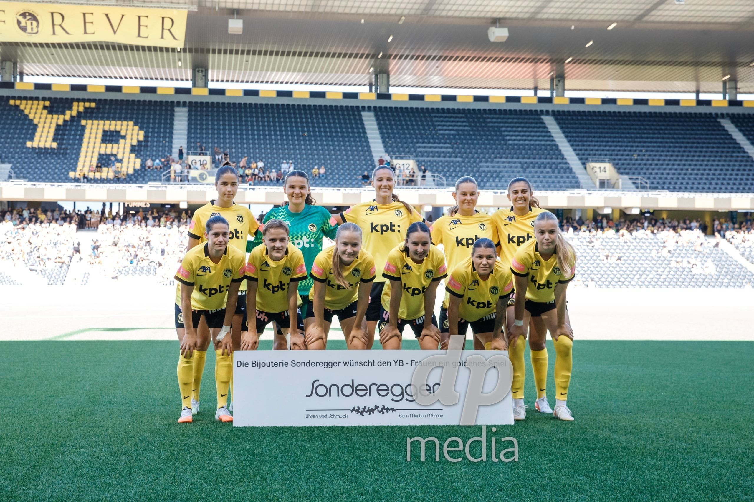 Mannschaftsfoto der YB Frauen vor dem Spiel der AXA Women’s Super League gegen Yverdon Sport Féminin im Stadion Wankdorf.