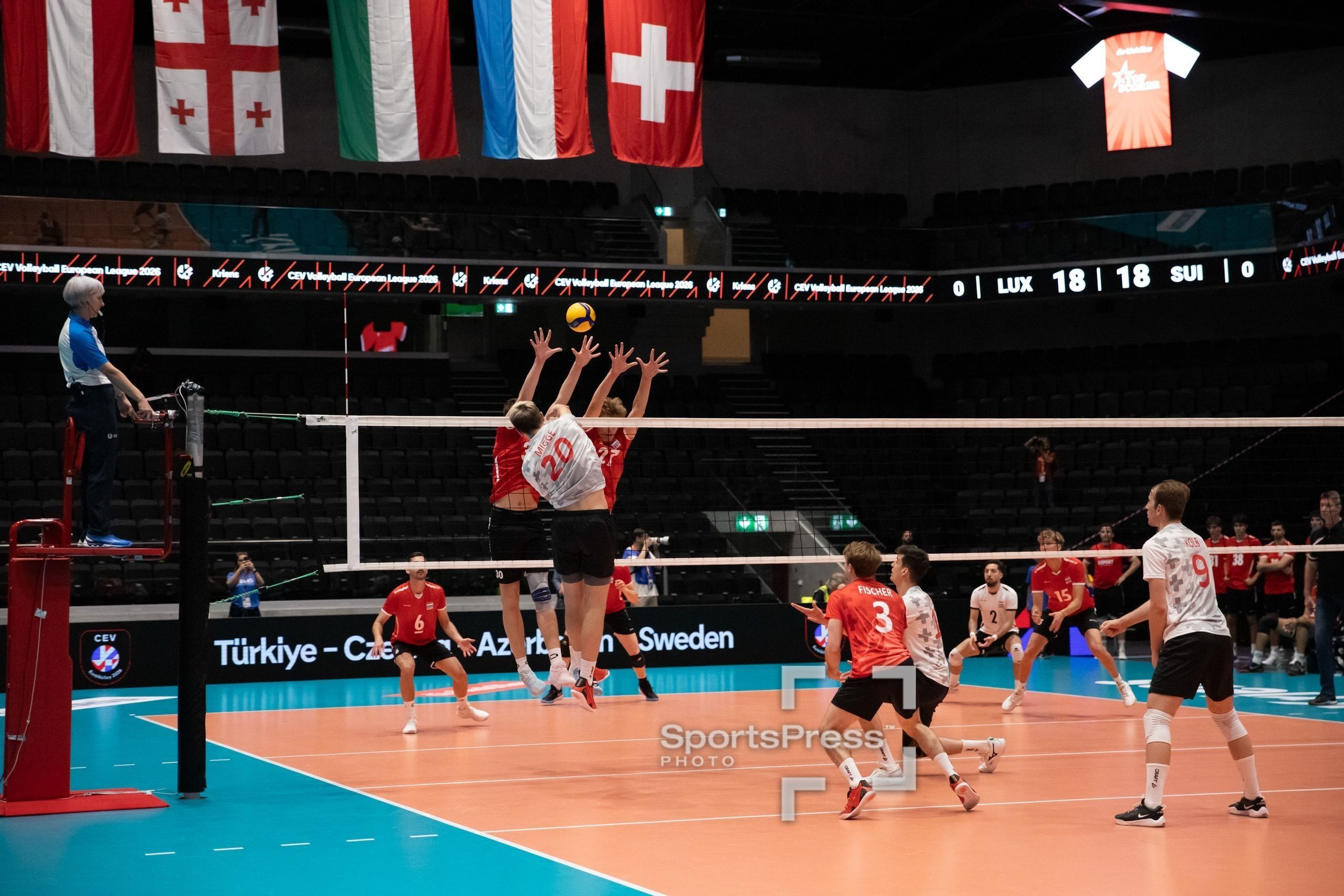 Lars Migge von der Schweiz im Angriff, beim Spiel der CEV Volleyball European League gegen Luxemburg in der Pilatus Arena in Kriens.