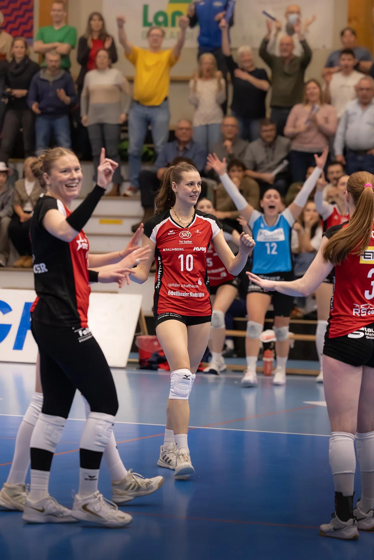 Maelle Corbach (VC Kanti Schaffhausen) als Diagonalangreiferin, NLA-Frauen-Spiel gegen Viteos NUC.
