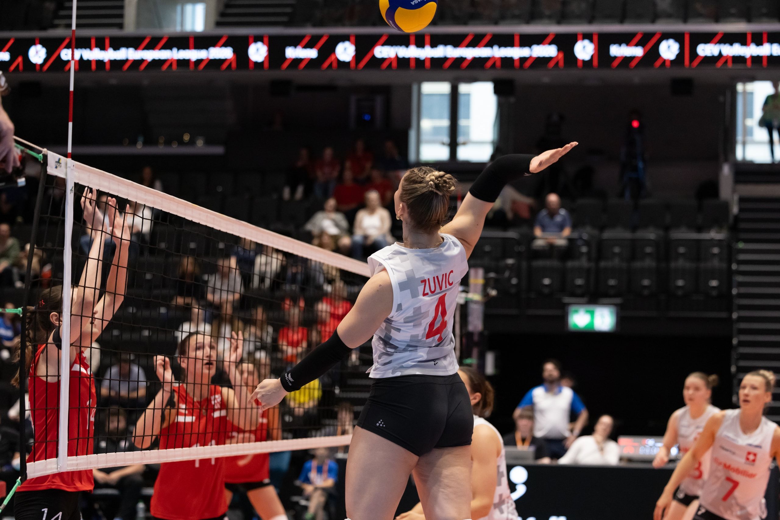 Leana Zuvic von der Schweiz, beim Spiel der CEV Volleyball European League gegen Georgien in der Pilatus Arena in Kriens.