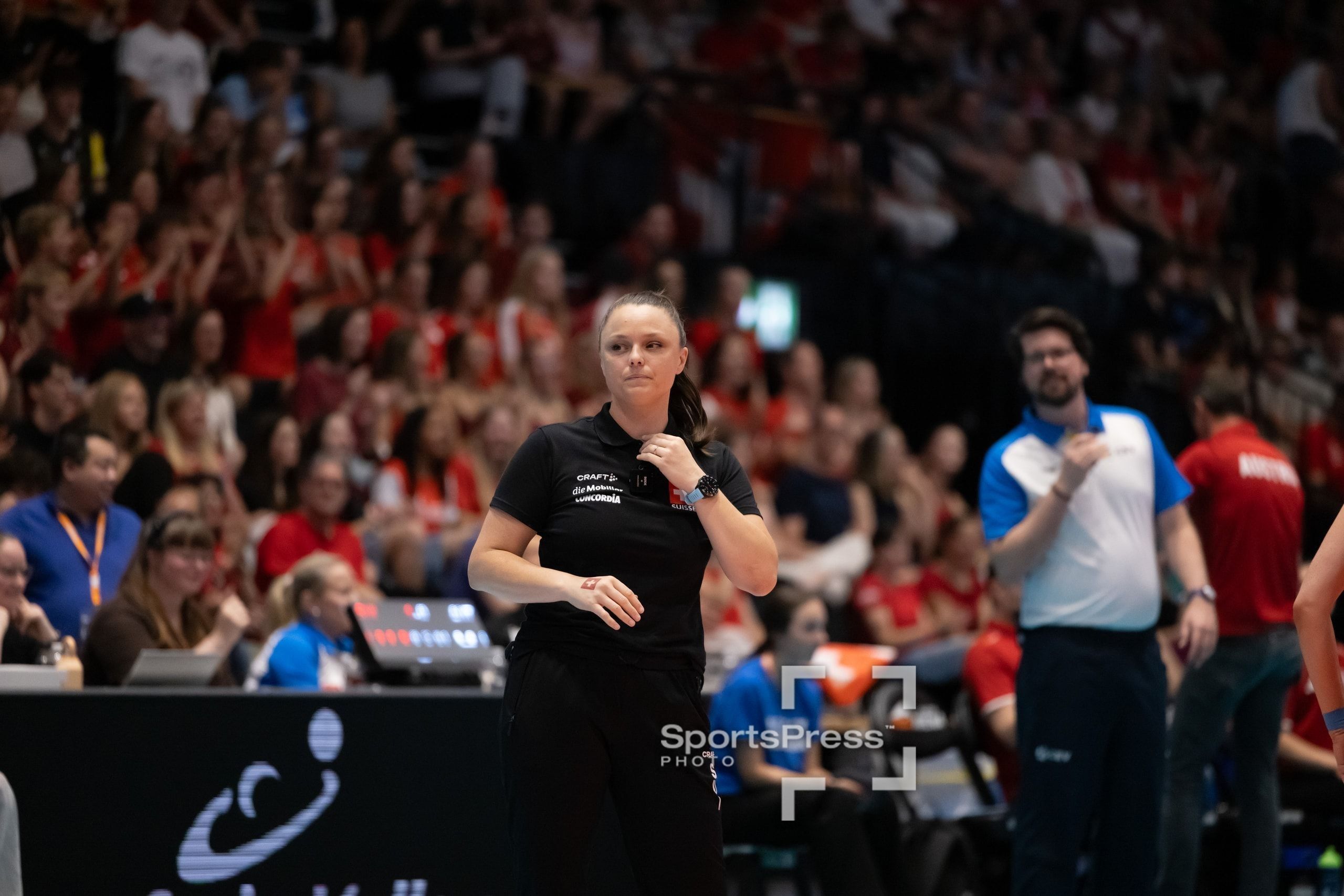 Lauren Bertolacci, Cheftrainerin der Schweiz, an der Seitenlinie beim Spiel der CEV Volleyball European League gegen Österreich in der Pilatus Arena in Kriens.
