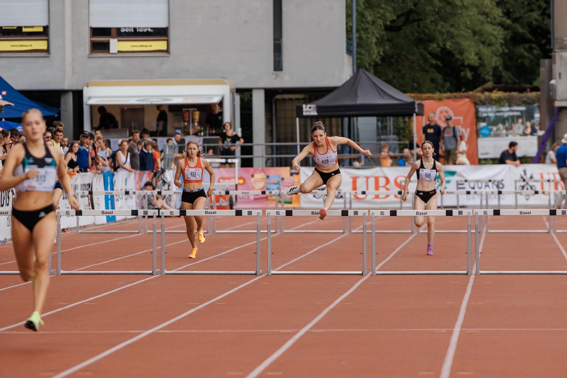 Sprint, Startnummer 513, bei den Schweizer Meisterschaften U20/U23 2026 im Stadion Schützenmatte in Basel.