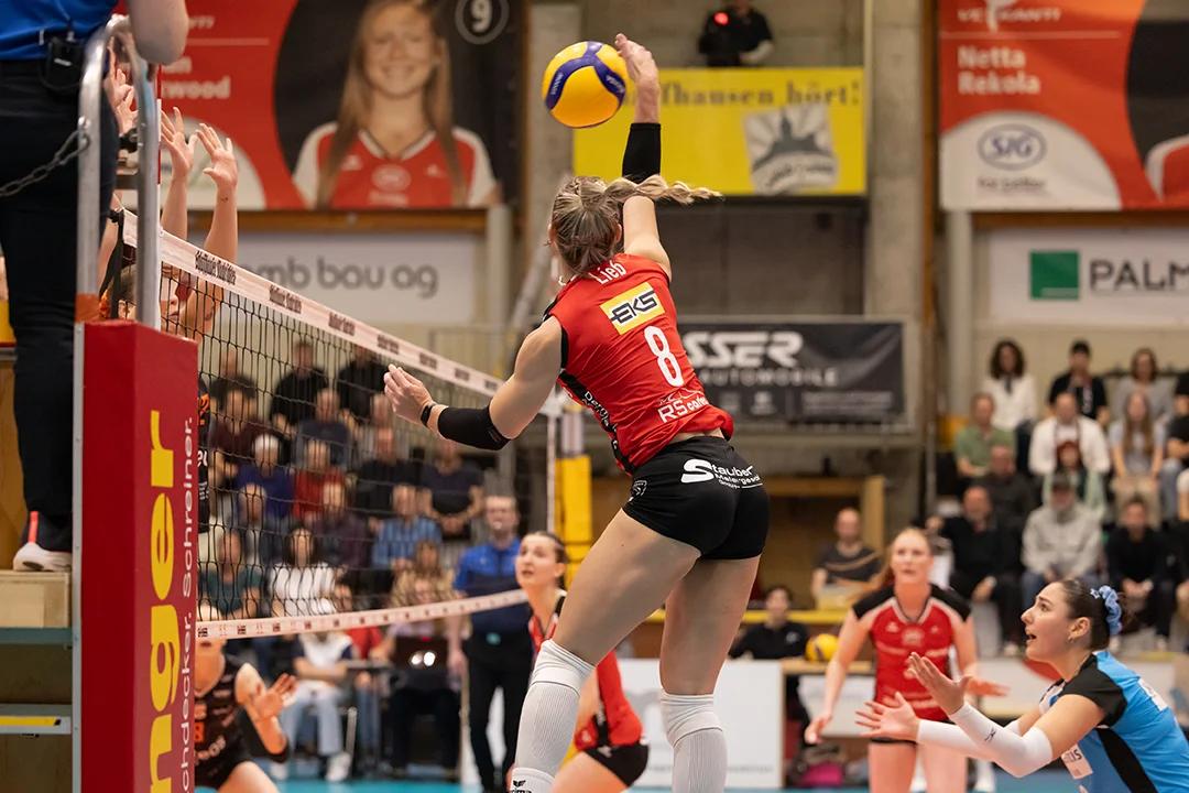 Lina-Marie Lieb (VC Kanti Schaffhausen) im Außenangriff, NLA-Finalspiel gegen Viteos NUC.