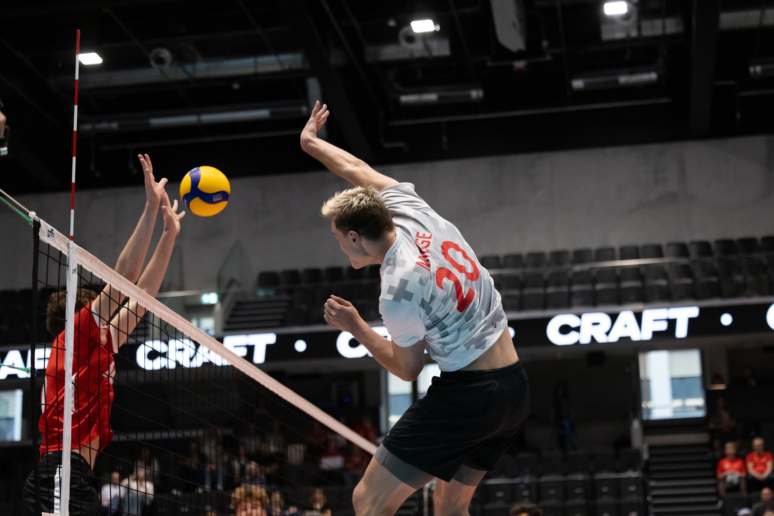 Lars Migge von der Schweiz, beim Spiel der CEV Volleyball European League gegen Luxemburg in der Pilatus Arena in Kriens.