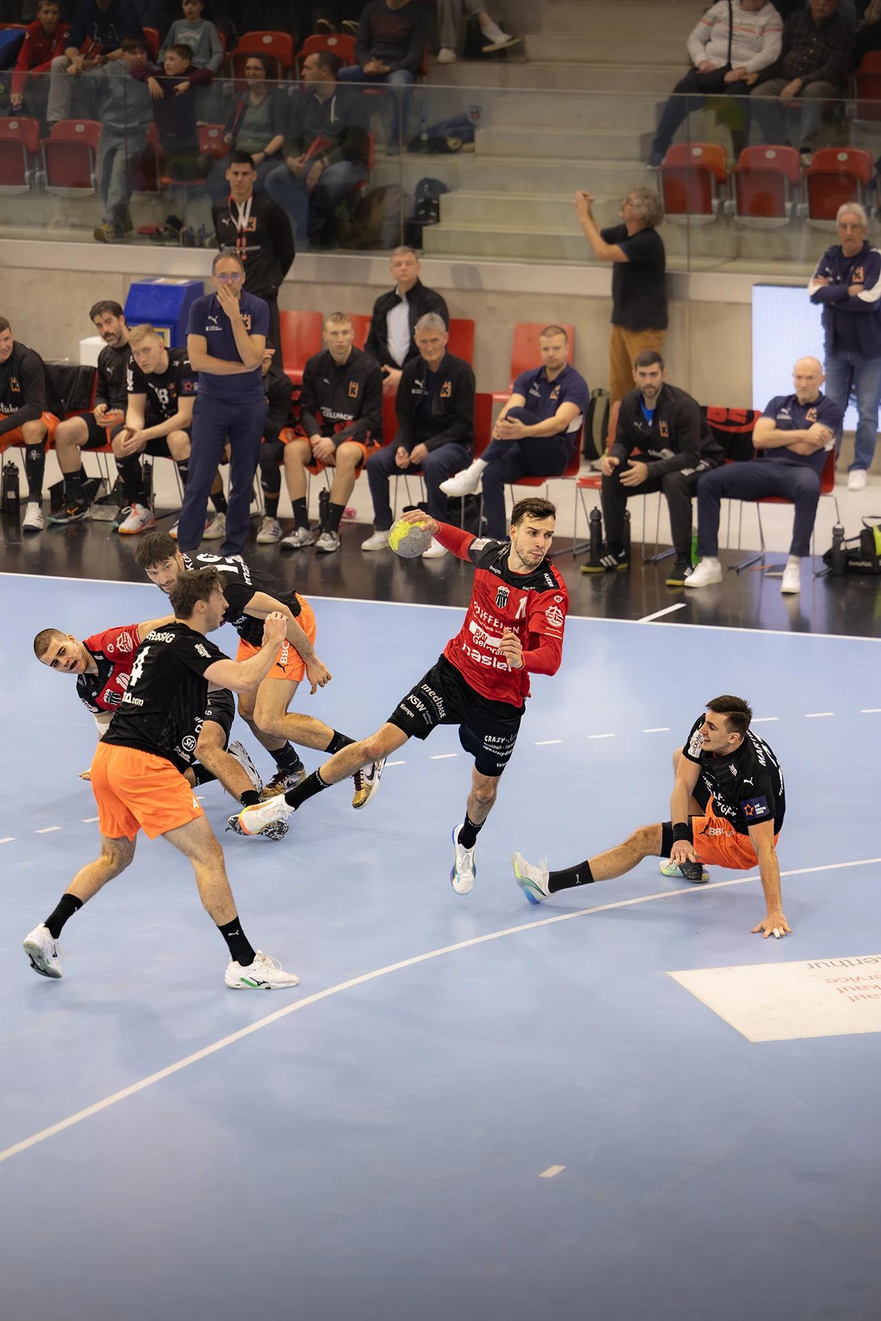 Tim Rellstab (Pfadi Winterthur) im linken Rückraum, QHL-Spiel gegen Kadetten Schaffhausen.