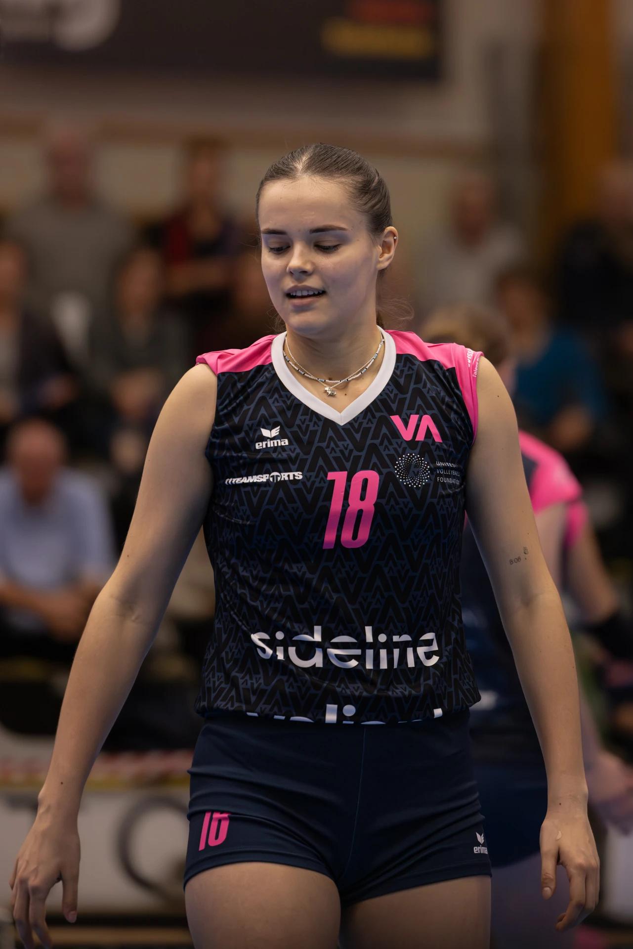Veronika Tverda (NLZ Volleyball Academy Zürich) im Zuspiel, NLA-Frauen-Spiel gegen VC Kanti Schaffhausen.