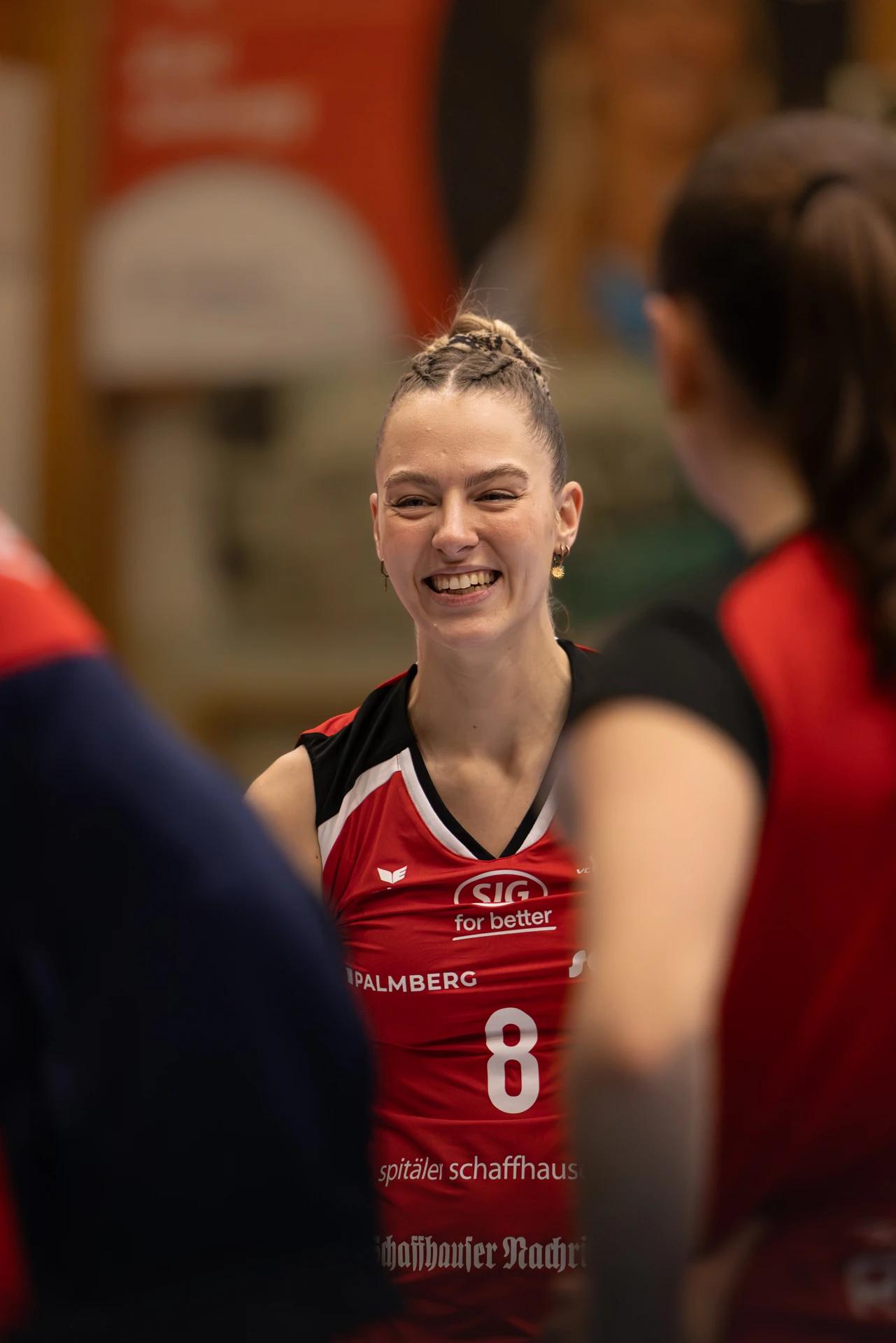 Lina-Marie Lieb (VC Kanti Schaffhausen) im Außenangriff, NLA-Frauen-Spiel gegen NLZ Volleyball Academy Zürich.