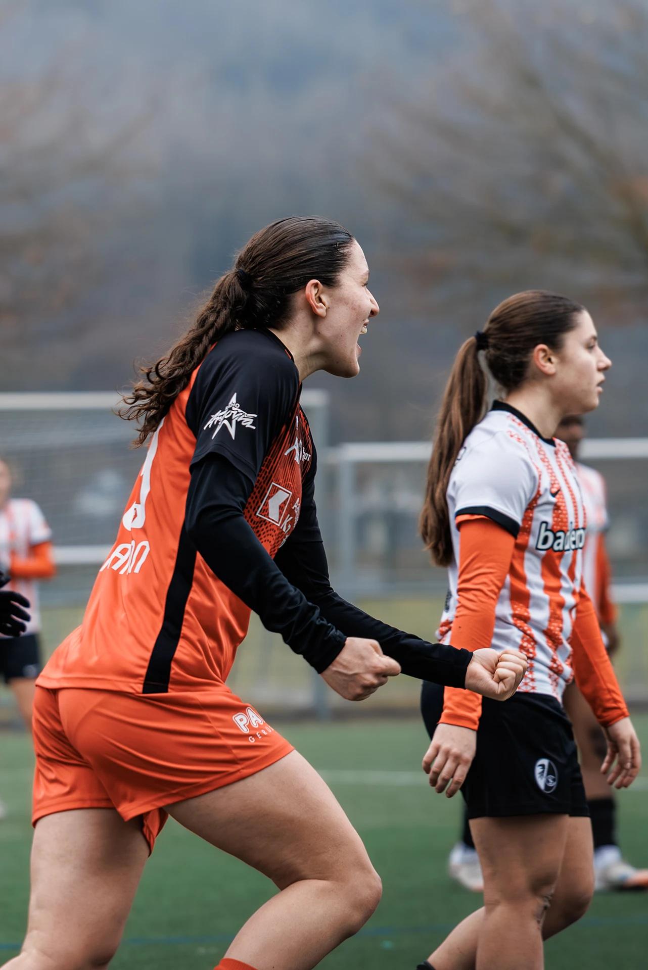 Julie Gartmann (FC Aarau Frauen) im Mittelfeld, Freundschaftsspiel gegen SC Freiburg U20.
