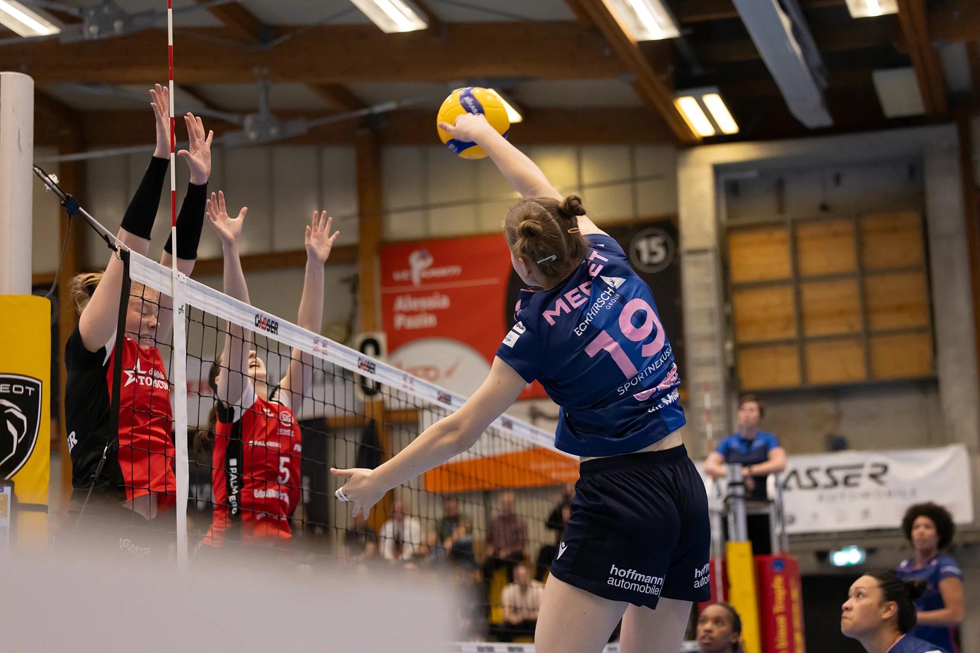 Meret Aarden (Sm'Aesch Pfeffingen) im Außenangriff, NLA-Playoff-Halbfinale gegen VC Kanti Schaffhausen.