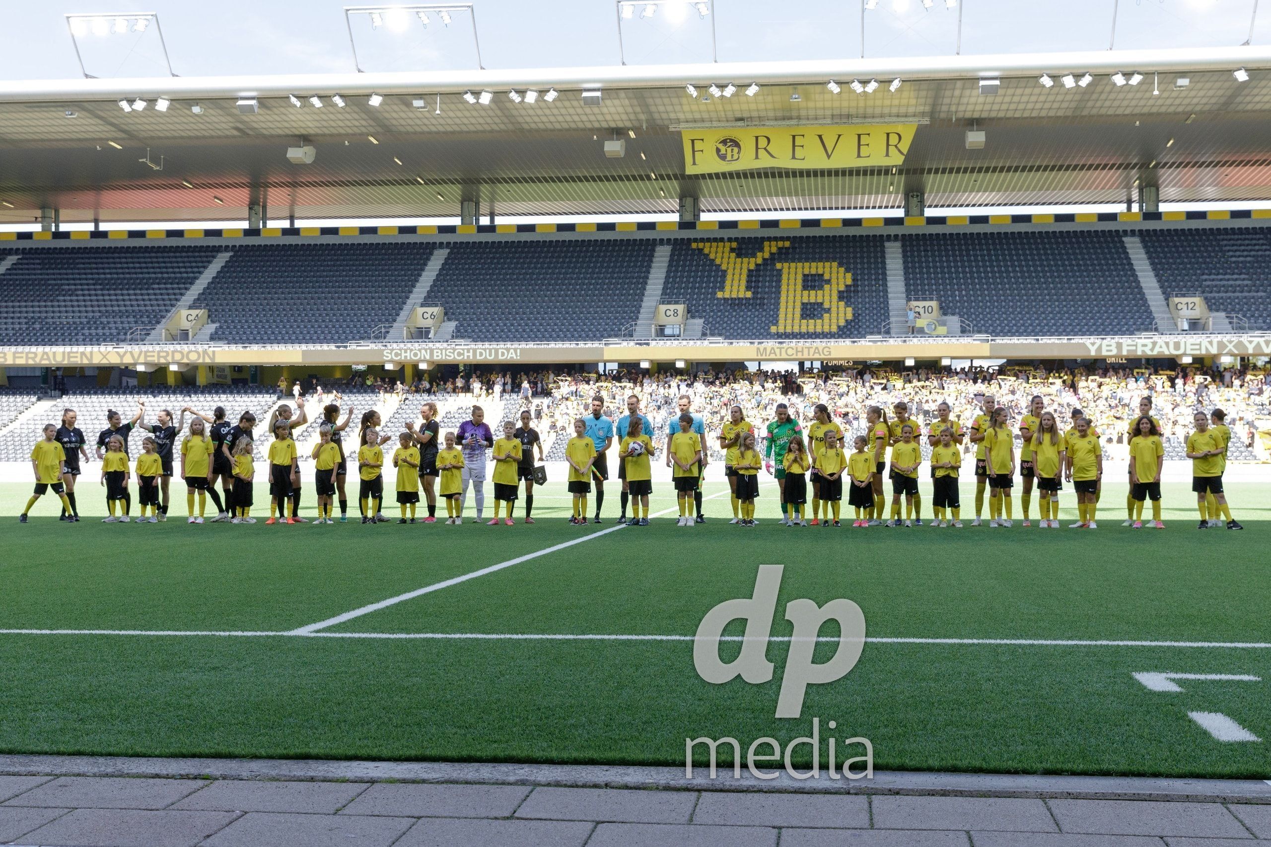 Beide Teams laufen zum Spiel der AXA Women’s Super League ins Stadion Wankdorf ein, YB Frauen gegen Yverdon Sport Féminin.