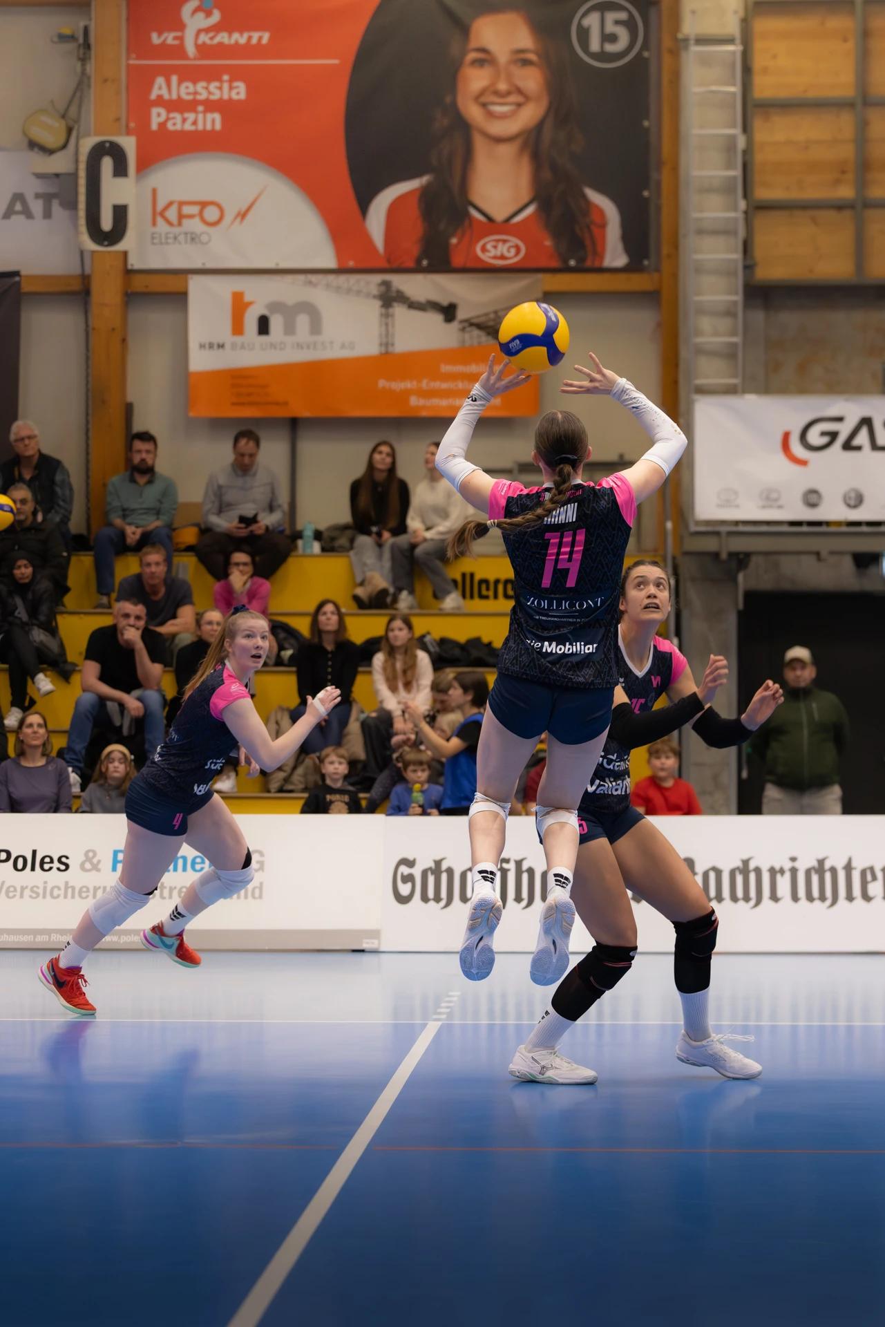 Julie Hänni (NLZ Volleyball Academy Zürich) im Zuspiel, NLA-Frauen-Spiel gegen VC Kanti Schaffhausen.
