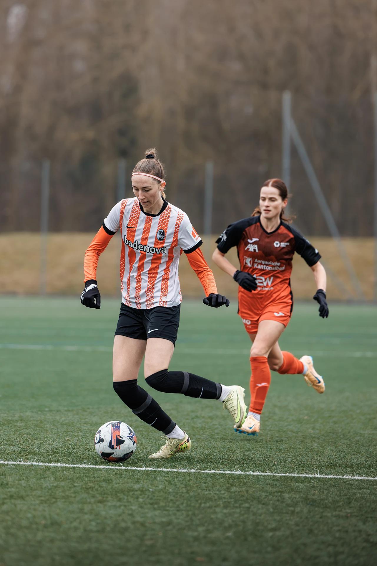 Laura Ernst (SC Freiburg U20) in der Abwehr, Freundschaftsspiel gegen FC Aarau Frauen.