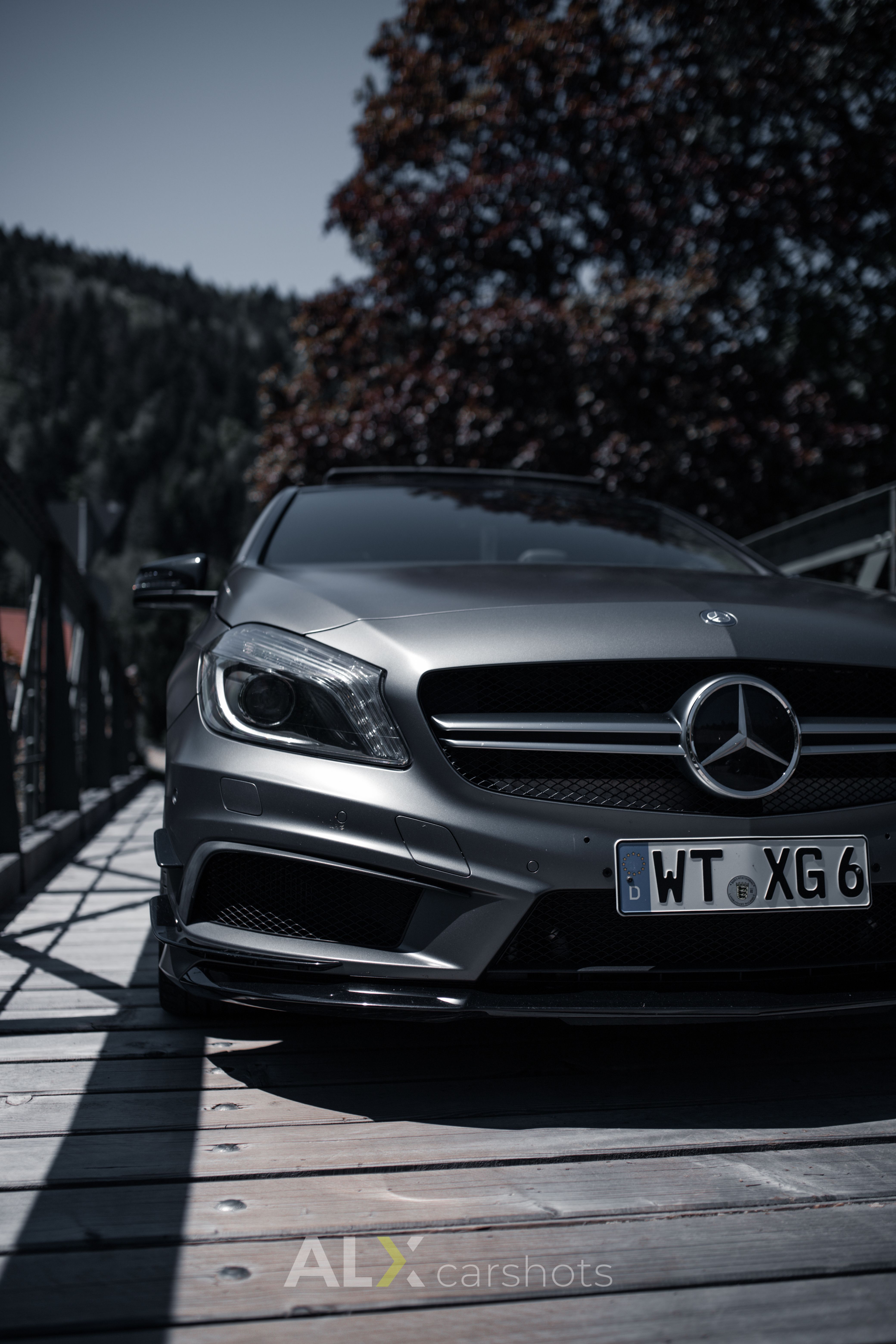 Grauer Mercedes A45 AMG frontal auf einer Stahlbrücke im Schwarzwald, statische Aufnahme