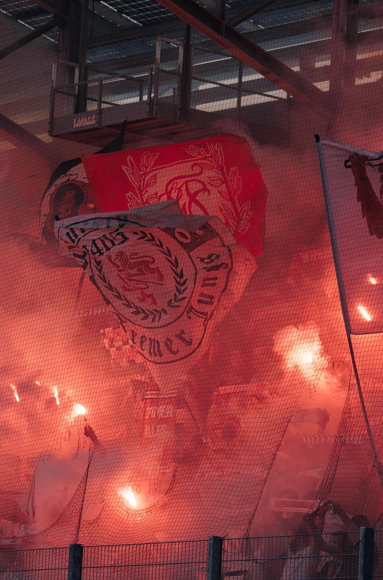 Pyrotechnik im Gästeblock des FC Winterthur bei dem Cup Spiel