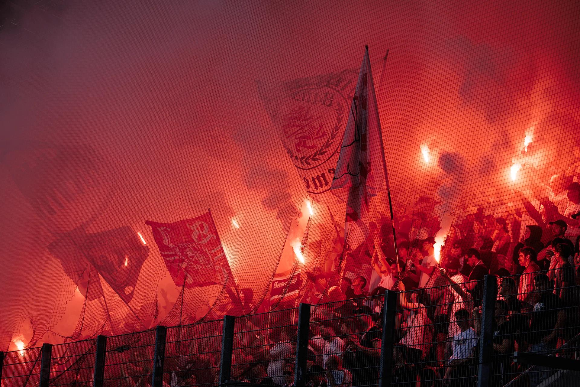 Pyrotechnik im Gästeblock des FC Winterthur bei dem Cup Spiel