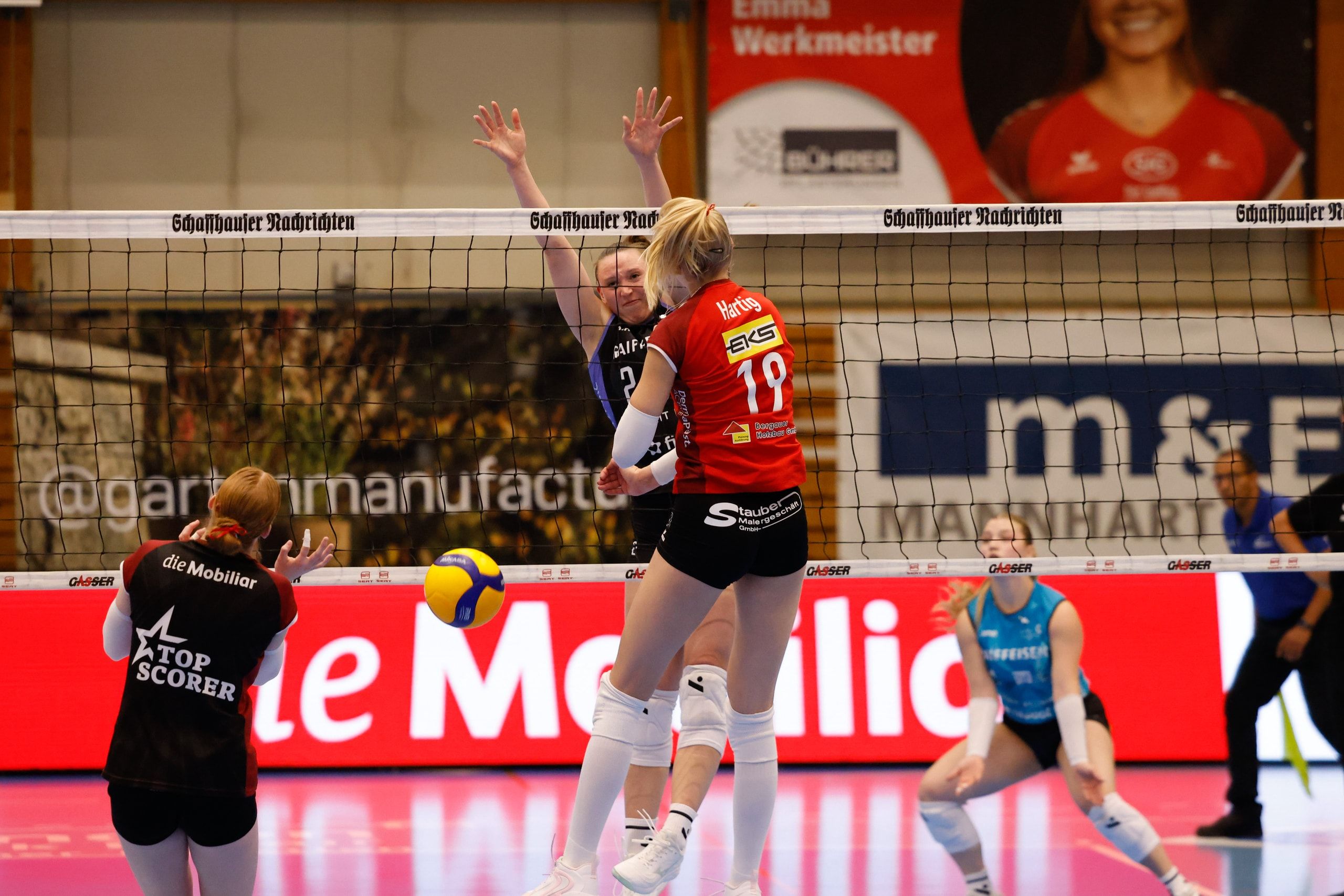 Anna Hartig vom VC Kanti Schaffhausen greift gegen den Block von Maia Rackel von Raiffeisen Volley Toggenburg an, in der BBC Arena in Schaffhausen.