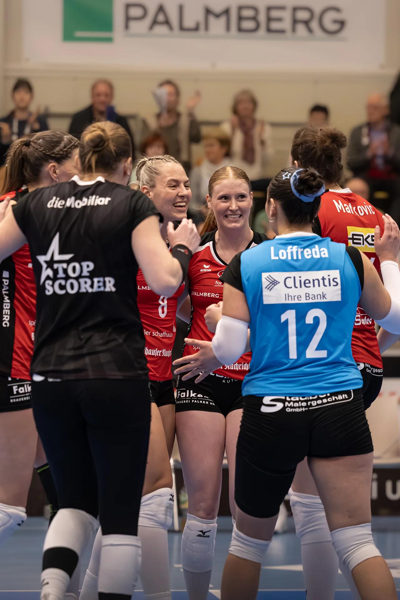 Der Spielerinnenkreis von VC Kanti Schaffhausen vor dem NLA-Frauen-Spiel gegen Viteos NUC.