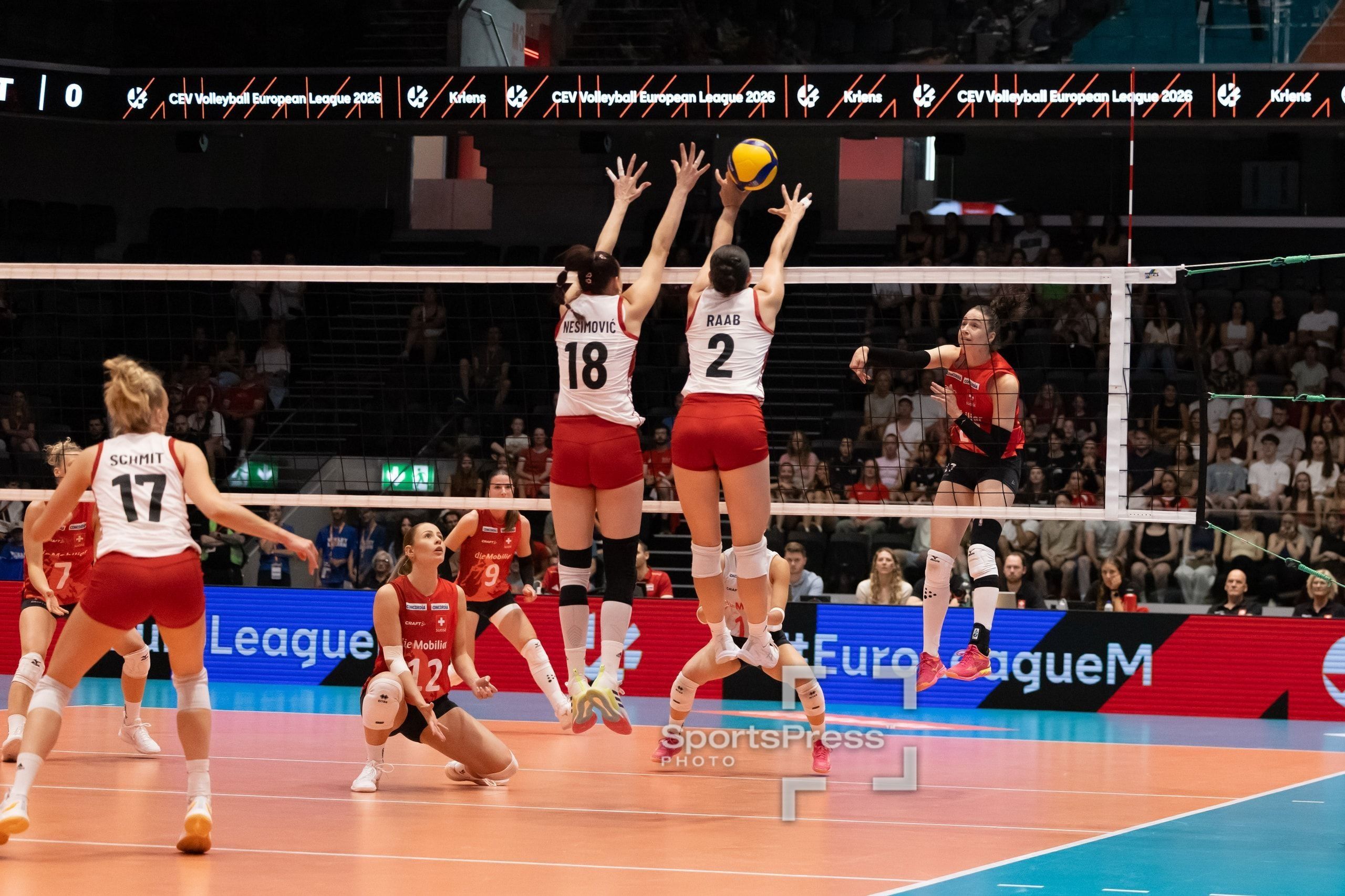 Julie Lengweiler von der Schweiz greift gegen den Doppelblock von Carmen Raab und Nina Nesimović aus Österreich an, in der Pilatus Arena in Kriens.