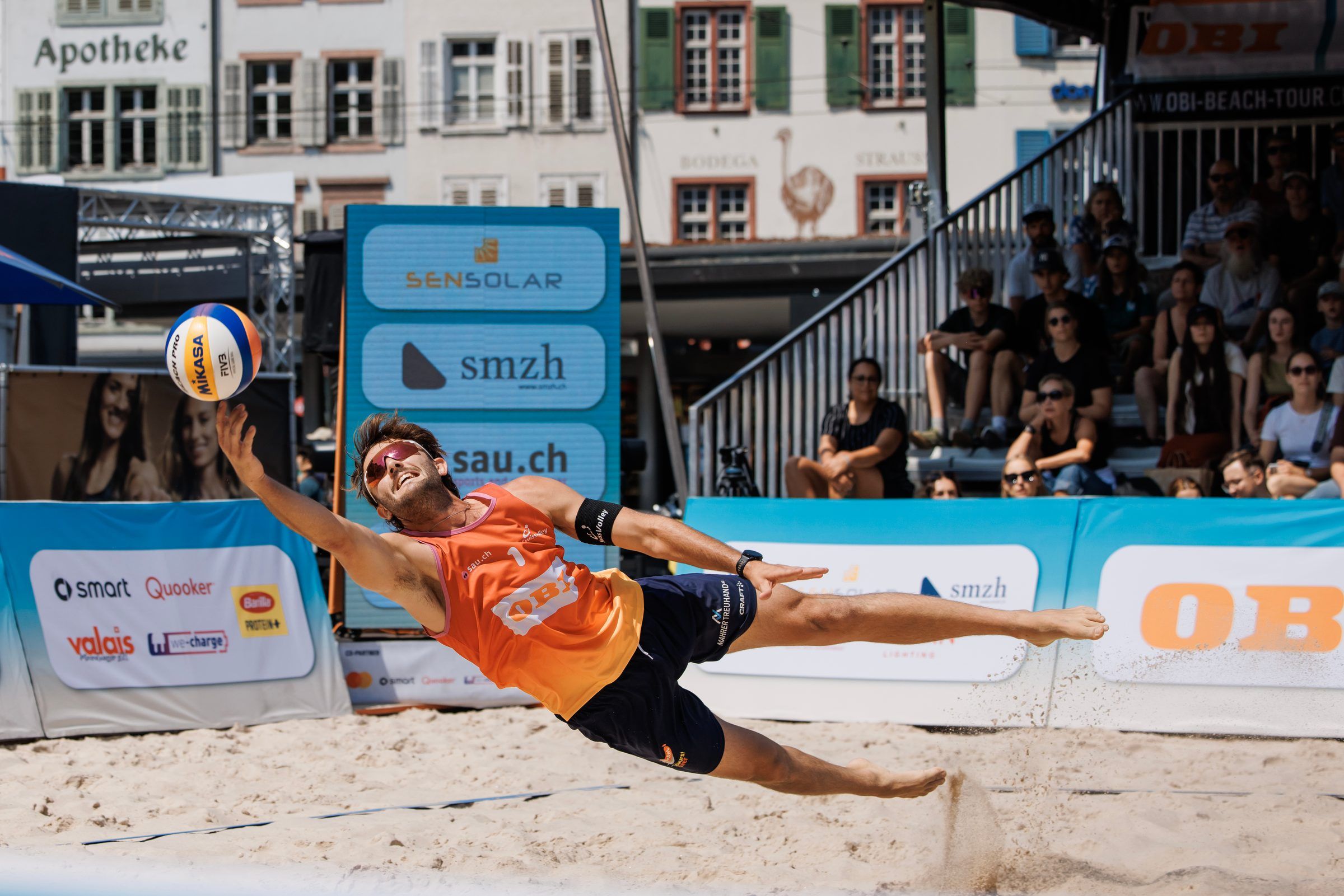 Leo Dillier hechtet zur Abwehr, im Spiel Dillier/Flückiger gegen Hagenbuch/Haussener bei der OBI Beach Tour 2026 in Basel.