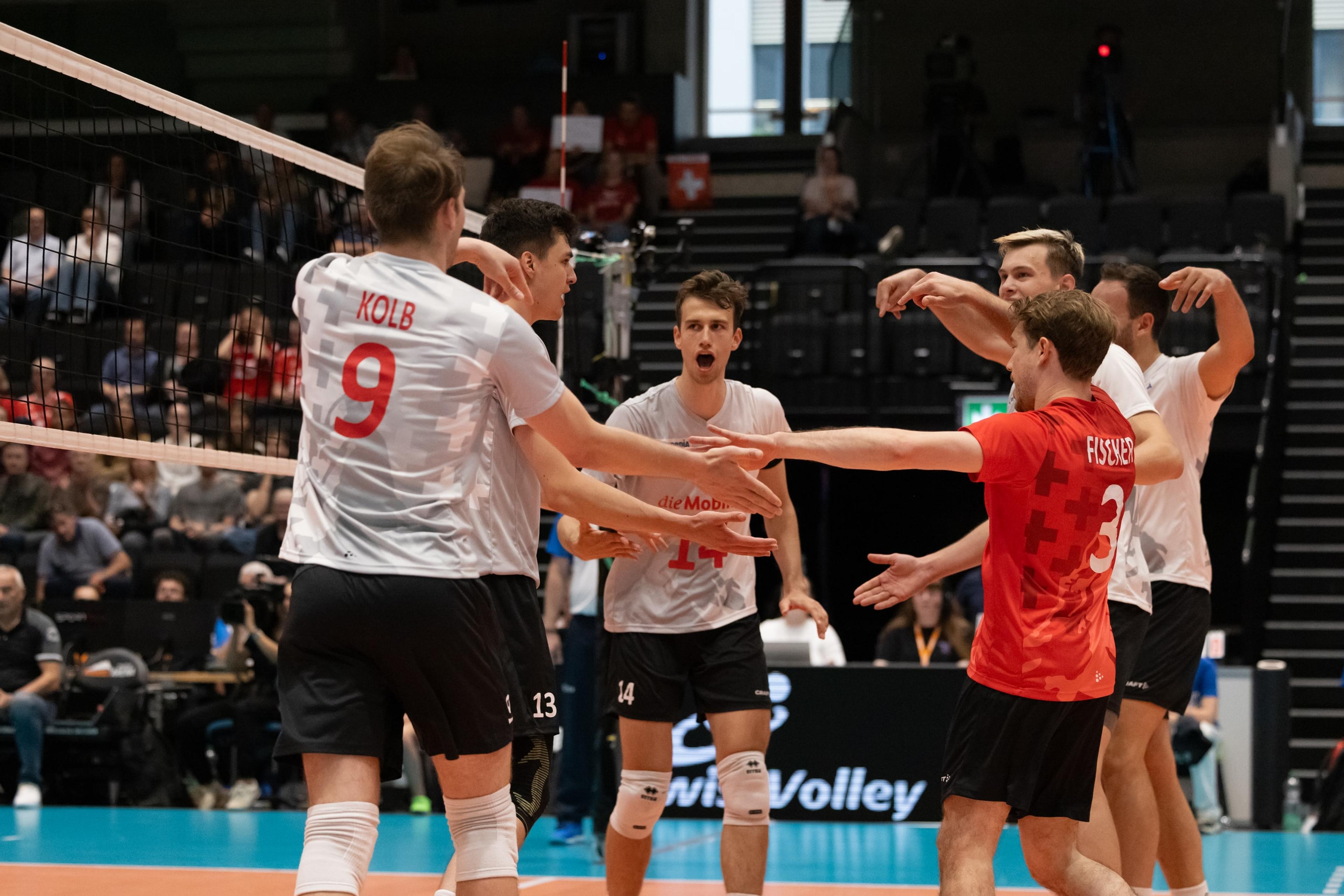 Fabrice Egger, Cyril Kolb, Julian Fischer und das Schweizer Team bejubeln einen Punkt gegen Luxemburg in der Pilatus Arena in Kriens.