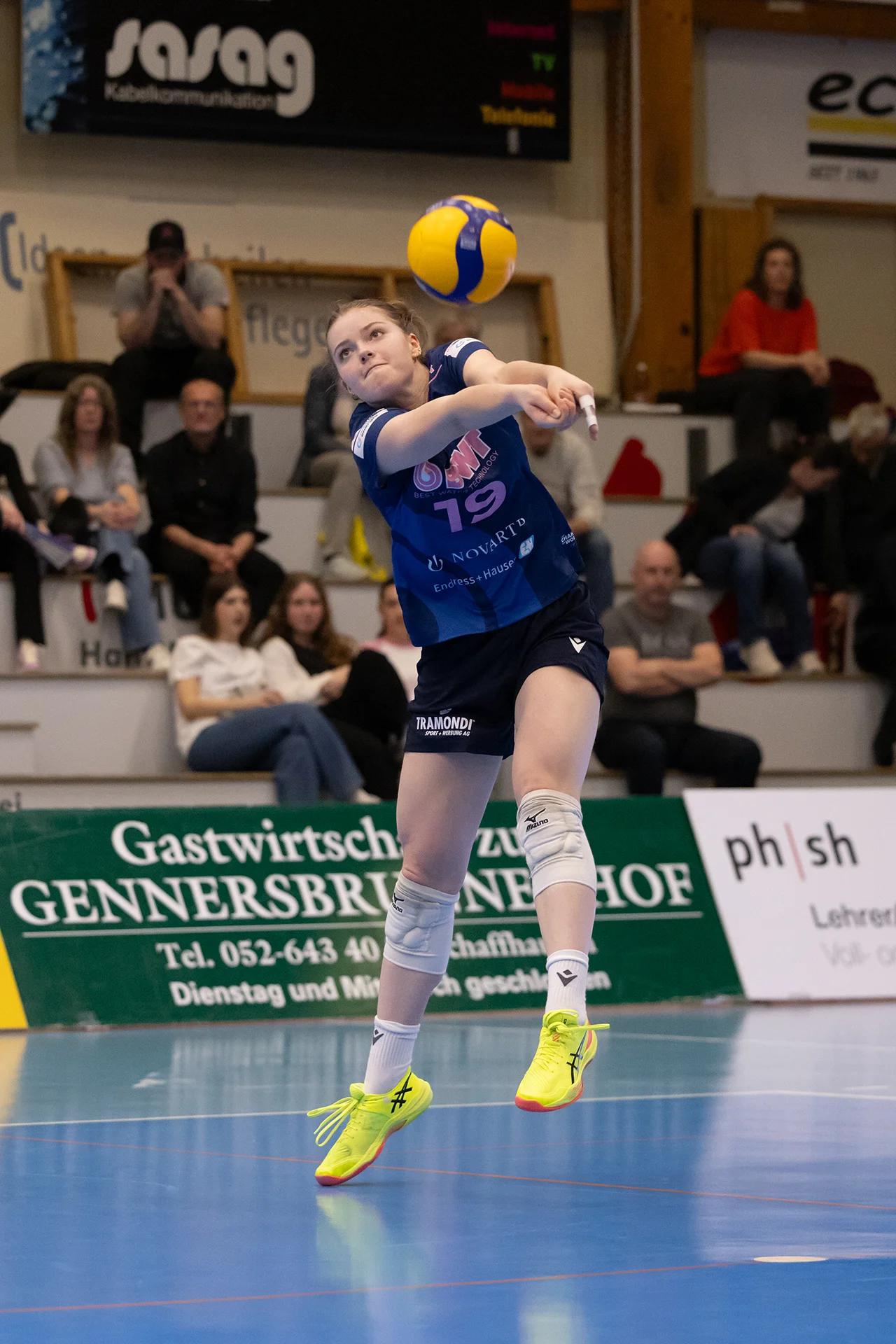 Meret Aarden (Sm'Aesch Pfeffingen) im Außenangriff, NLA-Playoff-Halbfinale gegen VC Kanti Schaffhausen.