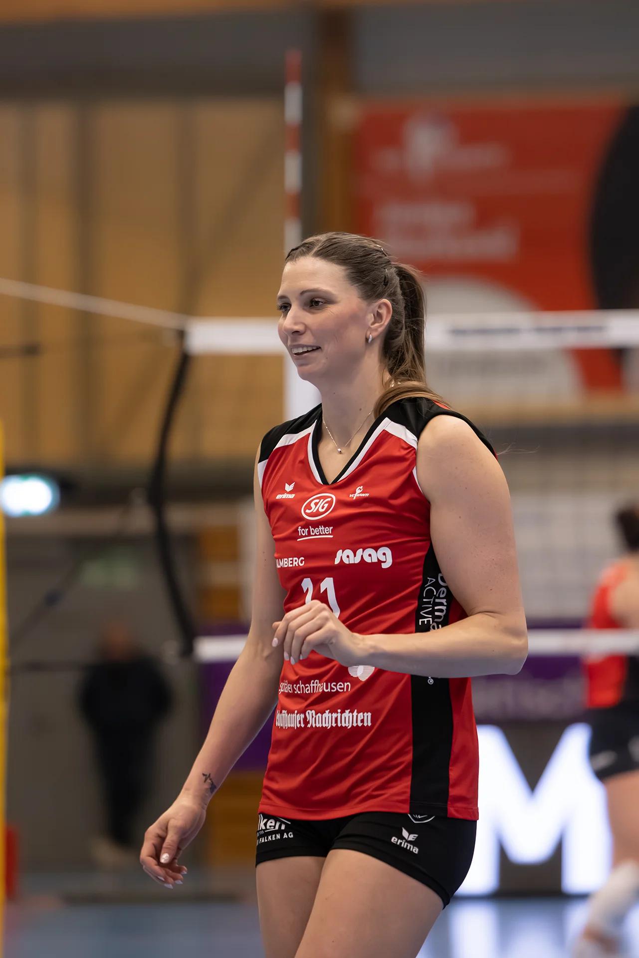 Kateřina Holásková (VC Kanti Schaffhausen) im Mittelblock, NLA-Frauen-Spiel gegen Viteos NUC.
