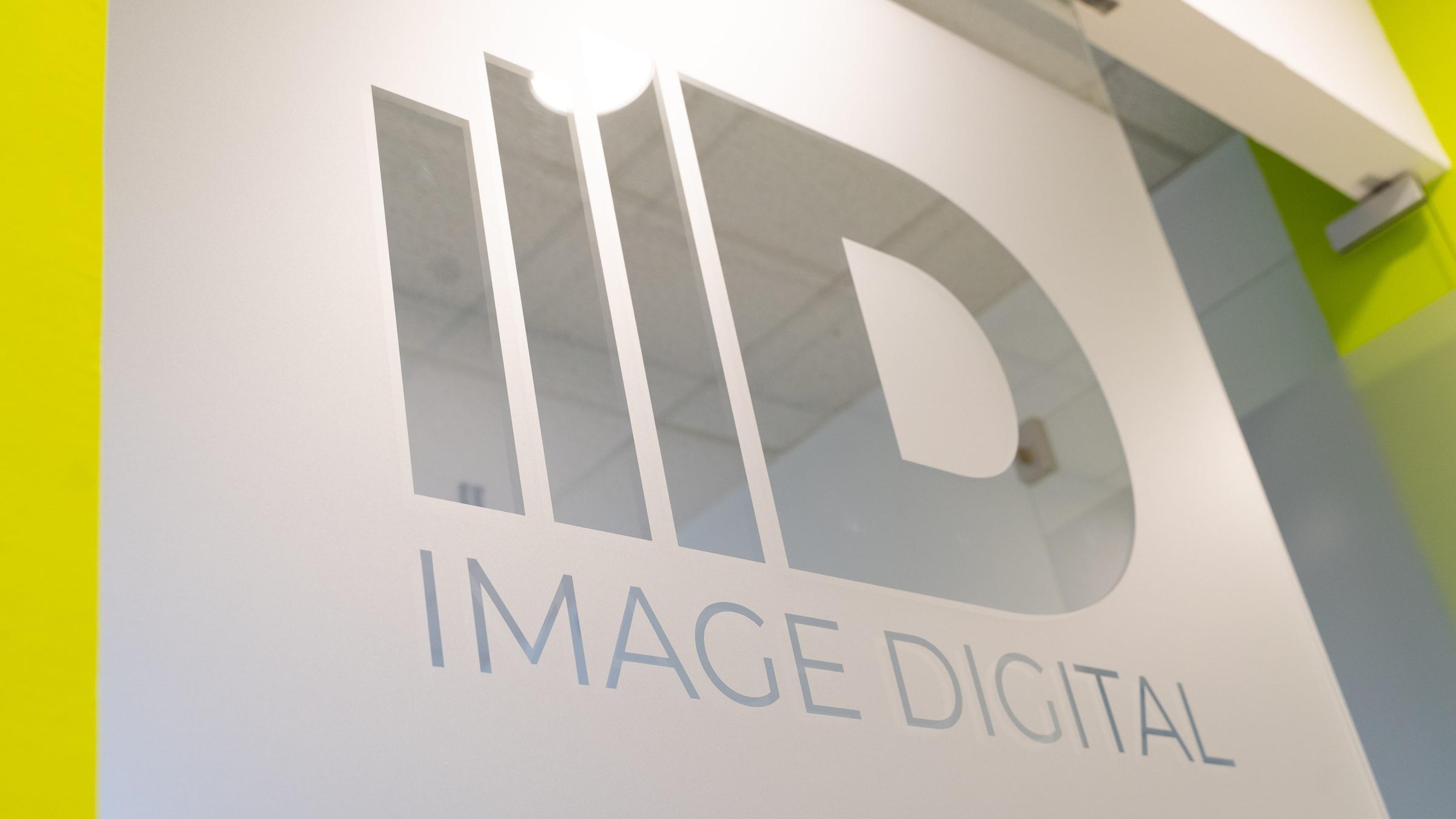 Milchglas-Tür in den Geschäftsräumen von Image Digital mit dem eingearbeiteten Logo als Fensterfolierung.