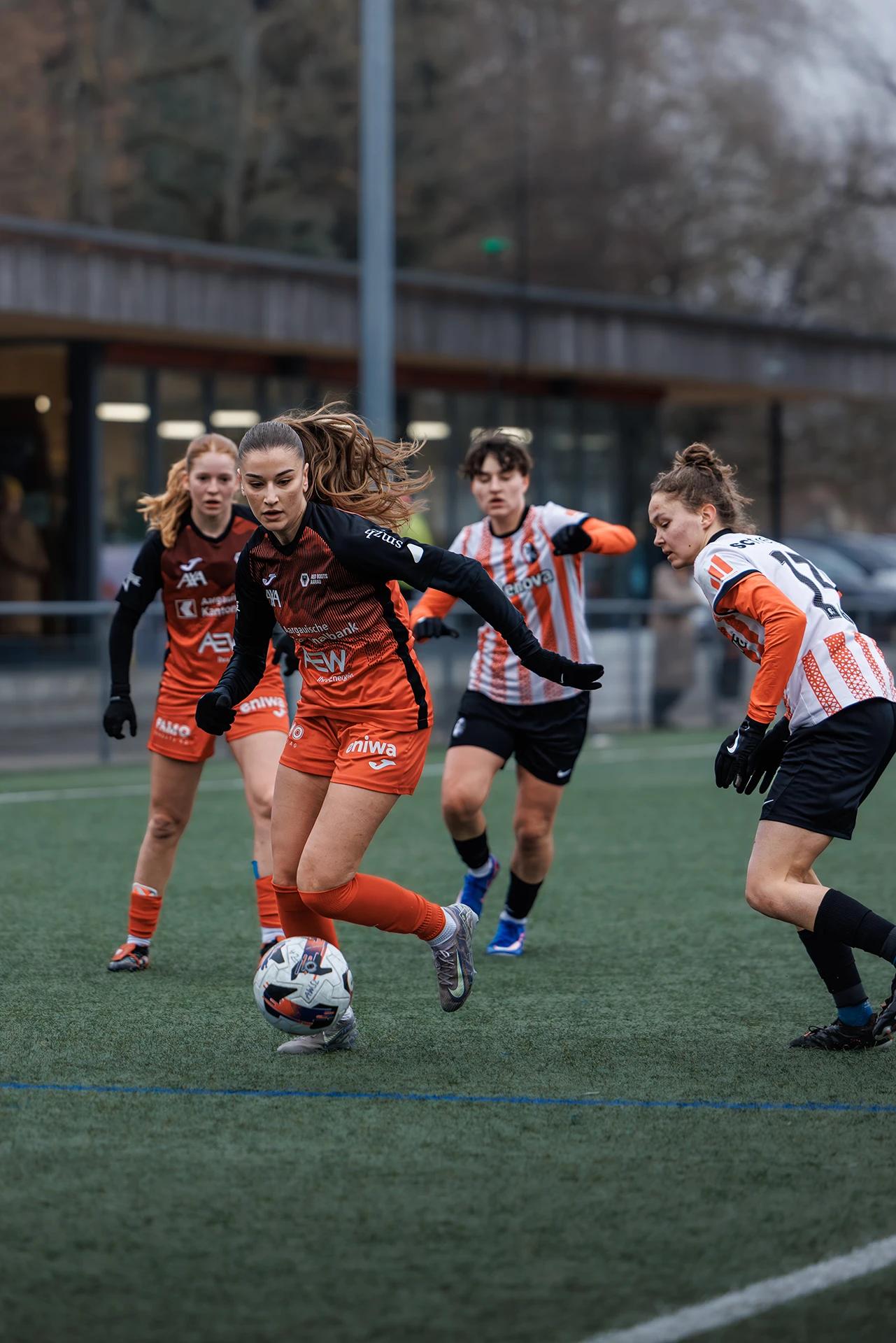 Alketa Rama (FC Aarau Frauen) im Angriff, Freundschaftsspiel gegen SC Freiburg U20.