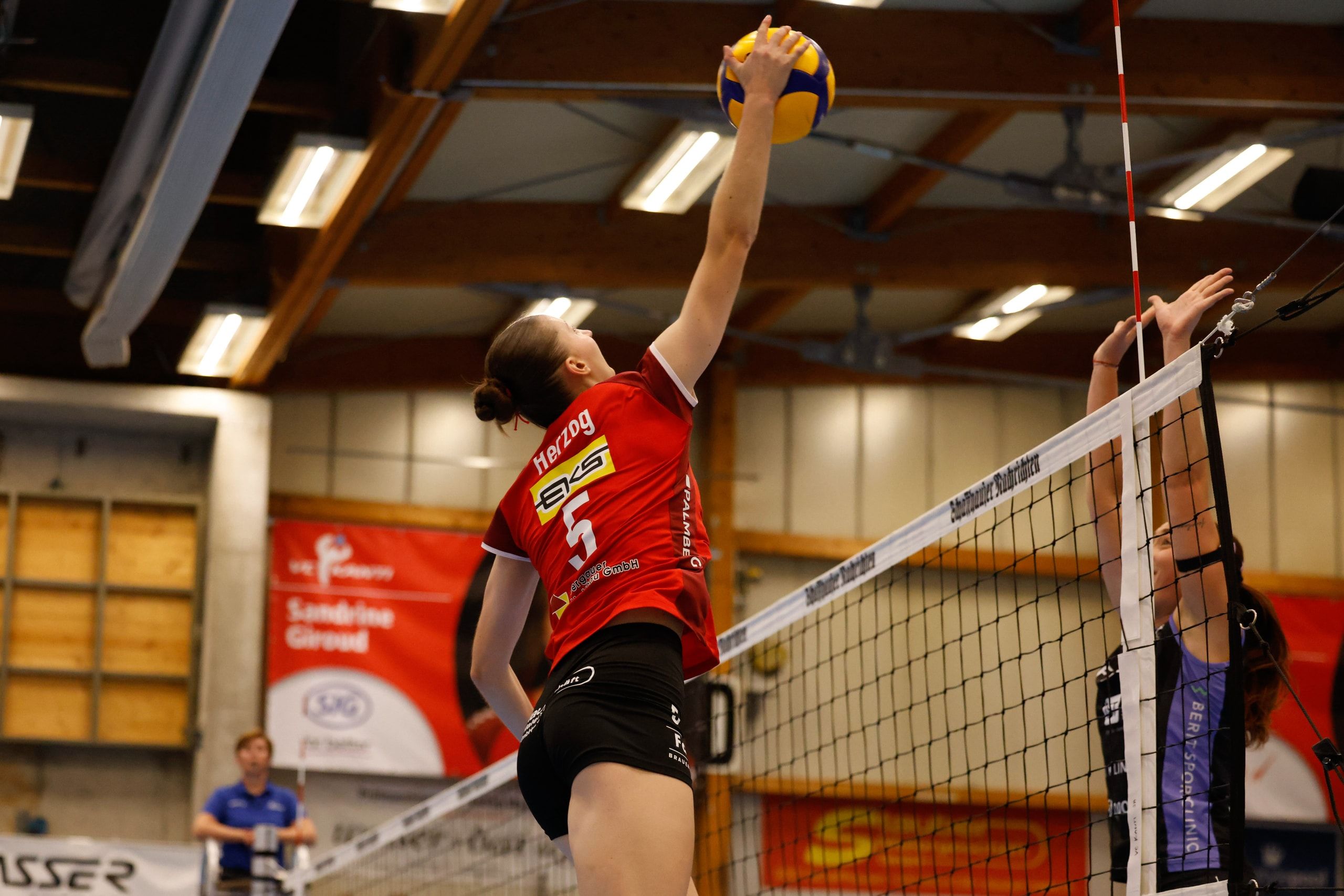 Wanda Herzog vom VC Kanti Schaffhausen schlägt den Ball über das Netz, beim Spiel gegen Raiffeisen Volley Toggenburg in der BBC Arena in Schaffhausen.