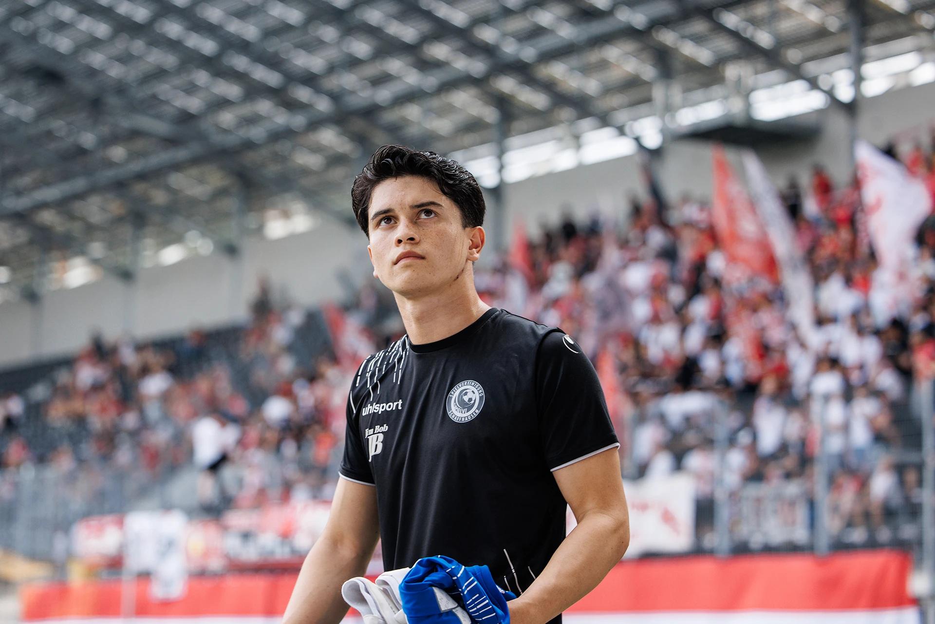 Ein Spieler des SV Schaffhausen vor dem Anpfiff aus dem Weg von der Kabine