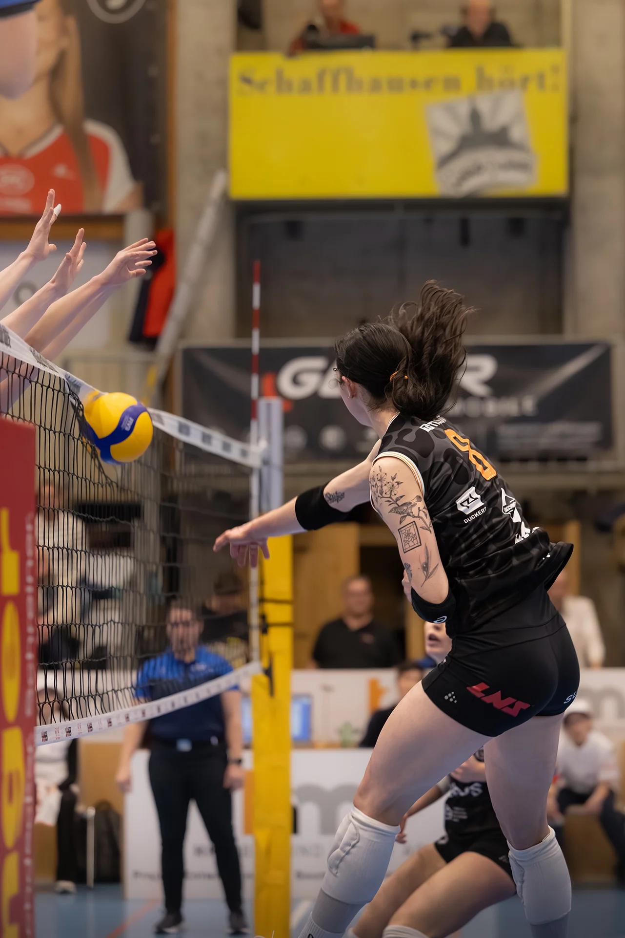 Gabrielle Attieh (Viteos NUC) im Außenangriff, NLA-Frauen-Spiel gegen VC Kanti Schaffhausen.