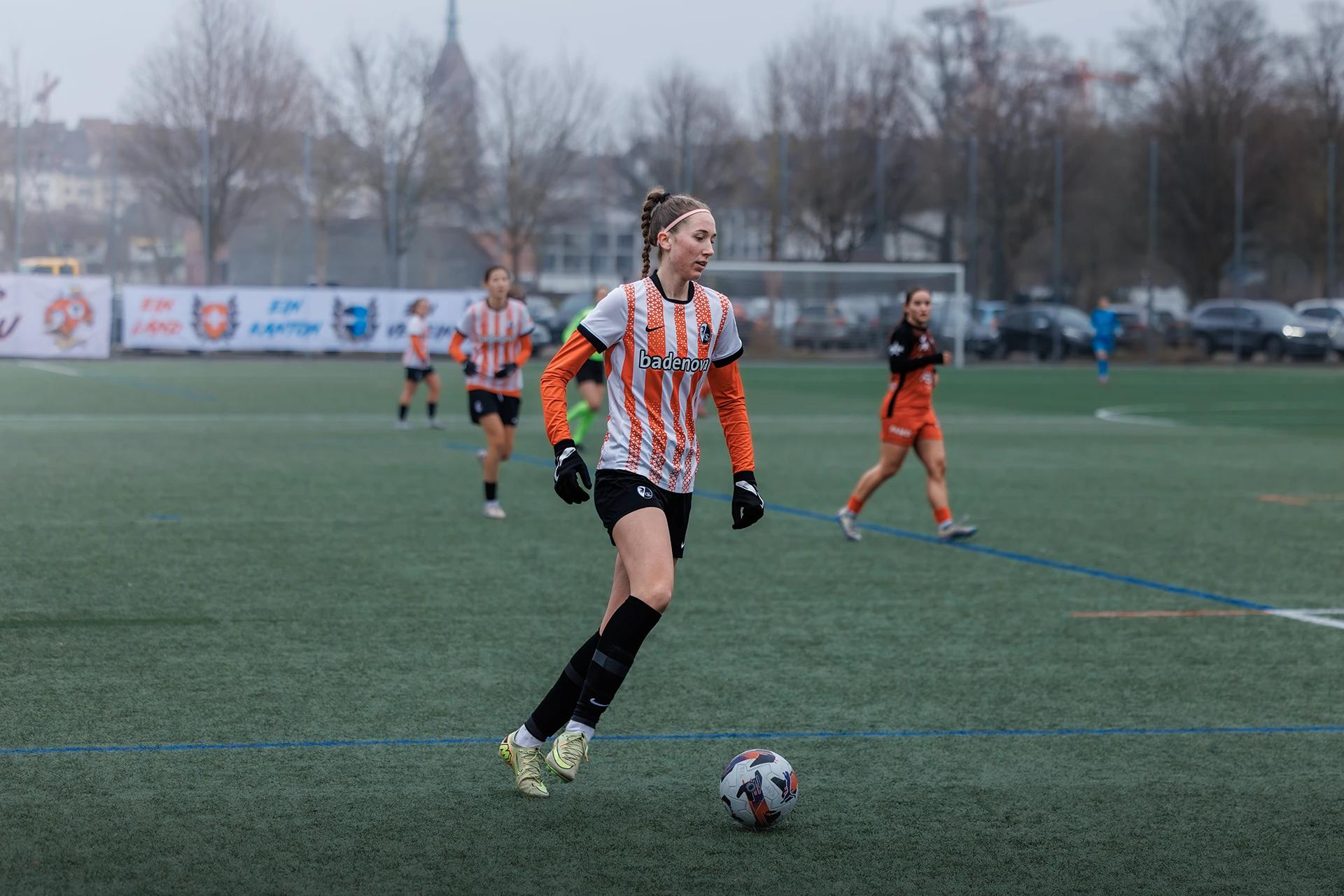 Laura Ernst (SC Freiburg U20) in der Abwehr, Freundschaftsspiel gegen FC Aarau Frauen.
