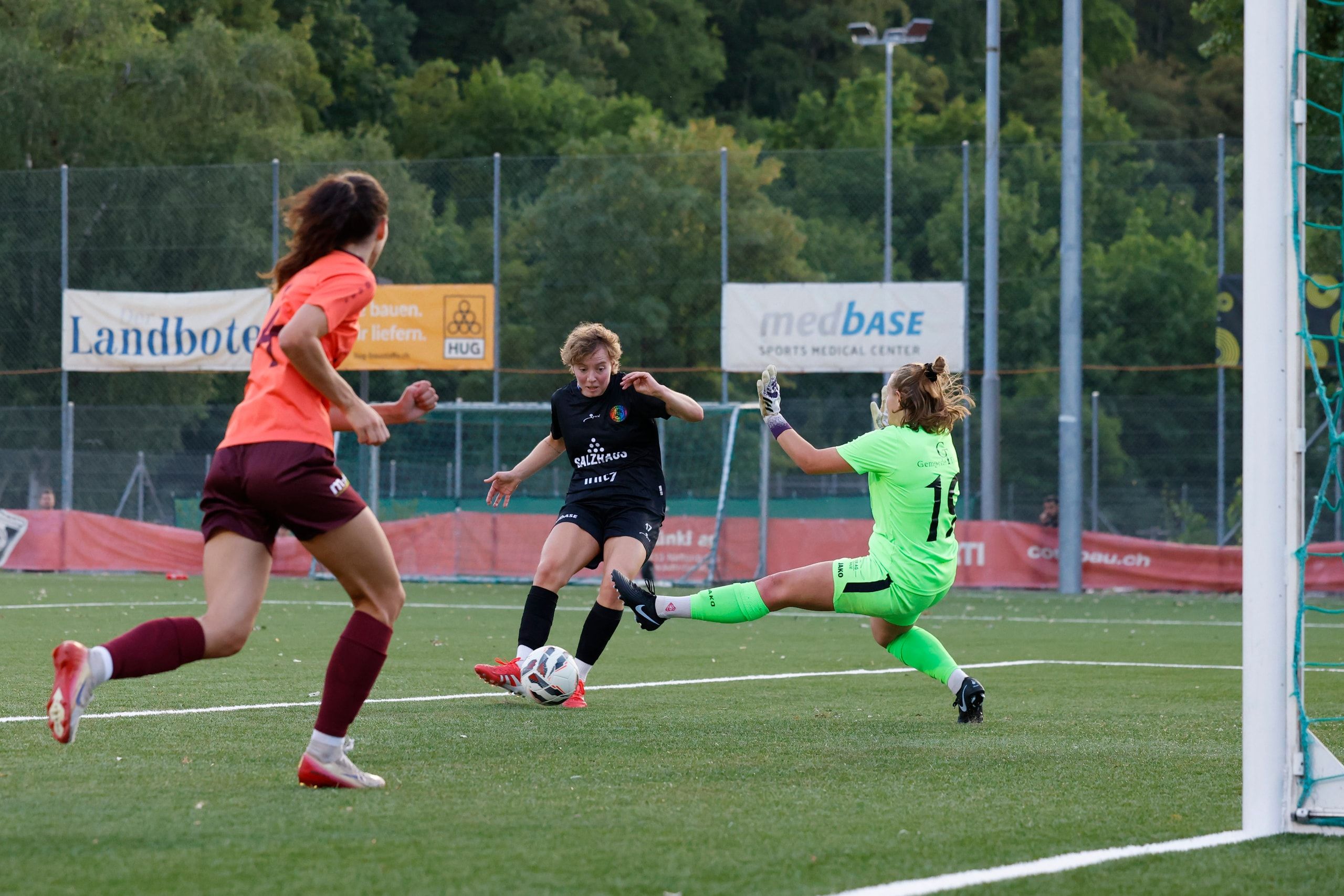 Kaya Lindegger vom FC Winterthur schließt zum Torschuss ab, während sich Torhüterin Michaela Clerc von FF Toggenburg in den Schuss wirft, beim Vorbereitungsspiel im Stadion Schützenwiese in Winterthur.