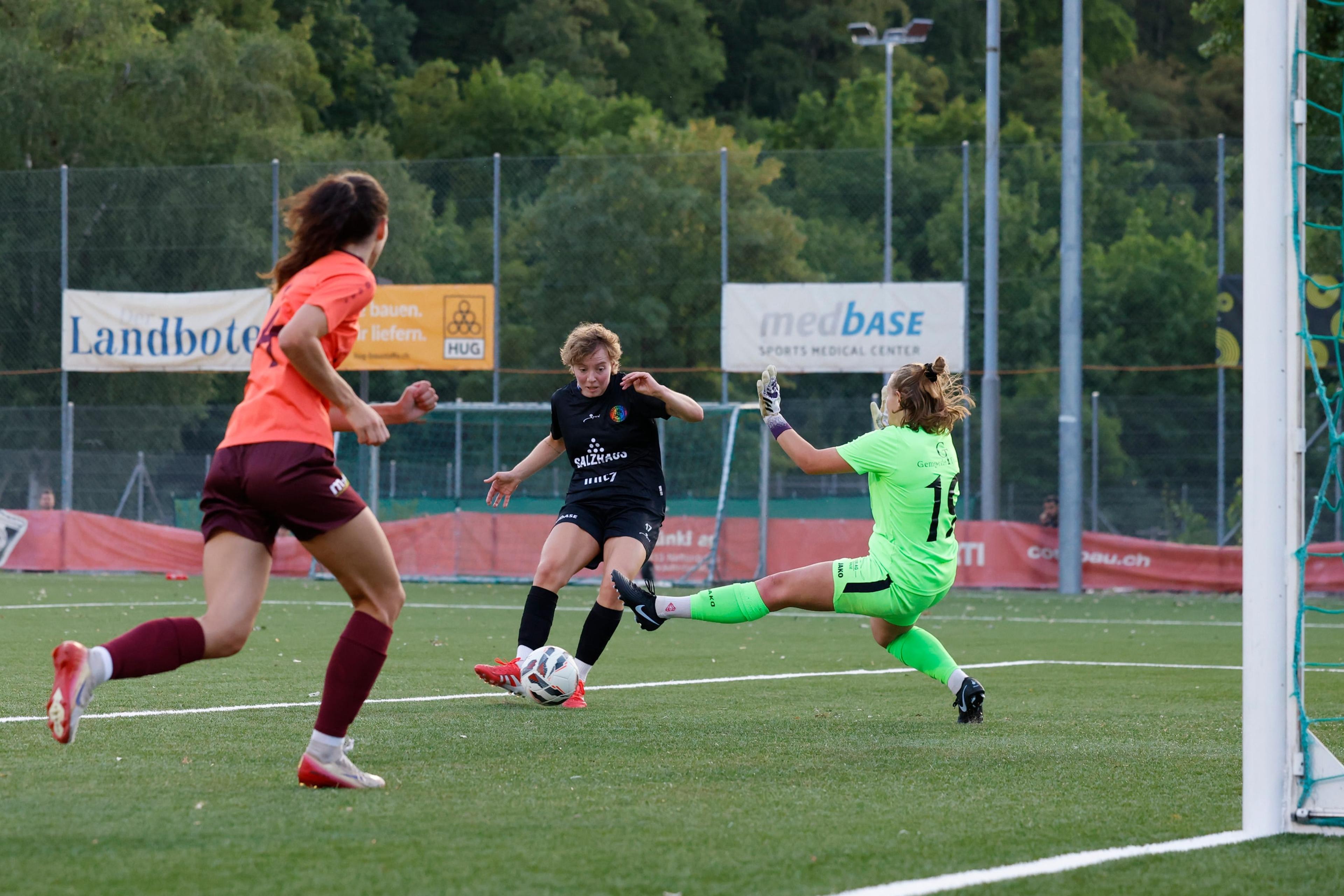 Kaya Lindegger vom FC Winterthur schließt zum Torschuss ab, während sich Torhüterin Michaela Clerc von FF Toggenburg in den Schuss wirft, beim Vorbereitungsspiel im Stadion Schützenwiese in Winterthur.