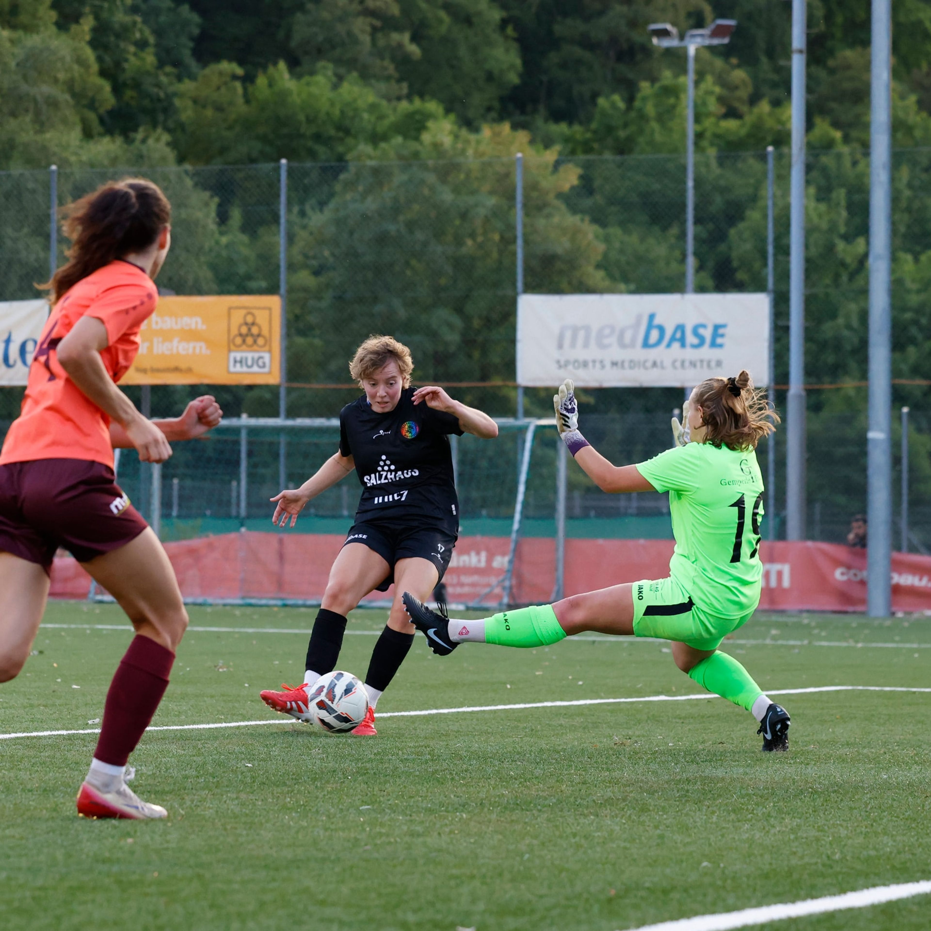 Kaya Lindegger vom FC Winterthur schließt zum Torschuss ab, während sich Torhüterin Michaela Clerc von FF Toggenburg in den Schuss wirft, beim Vorbereitungsspiel im Stadion Schützenwiese in Winterthur.
