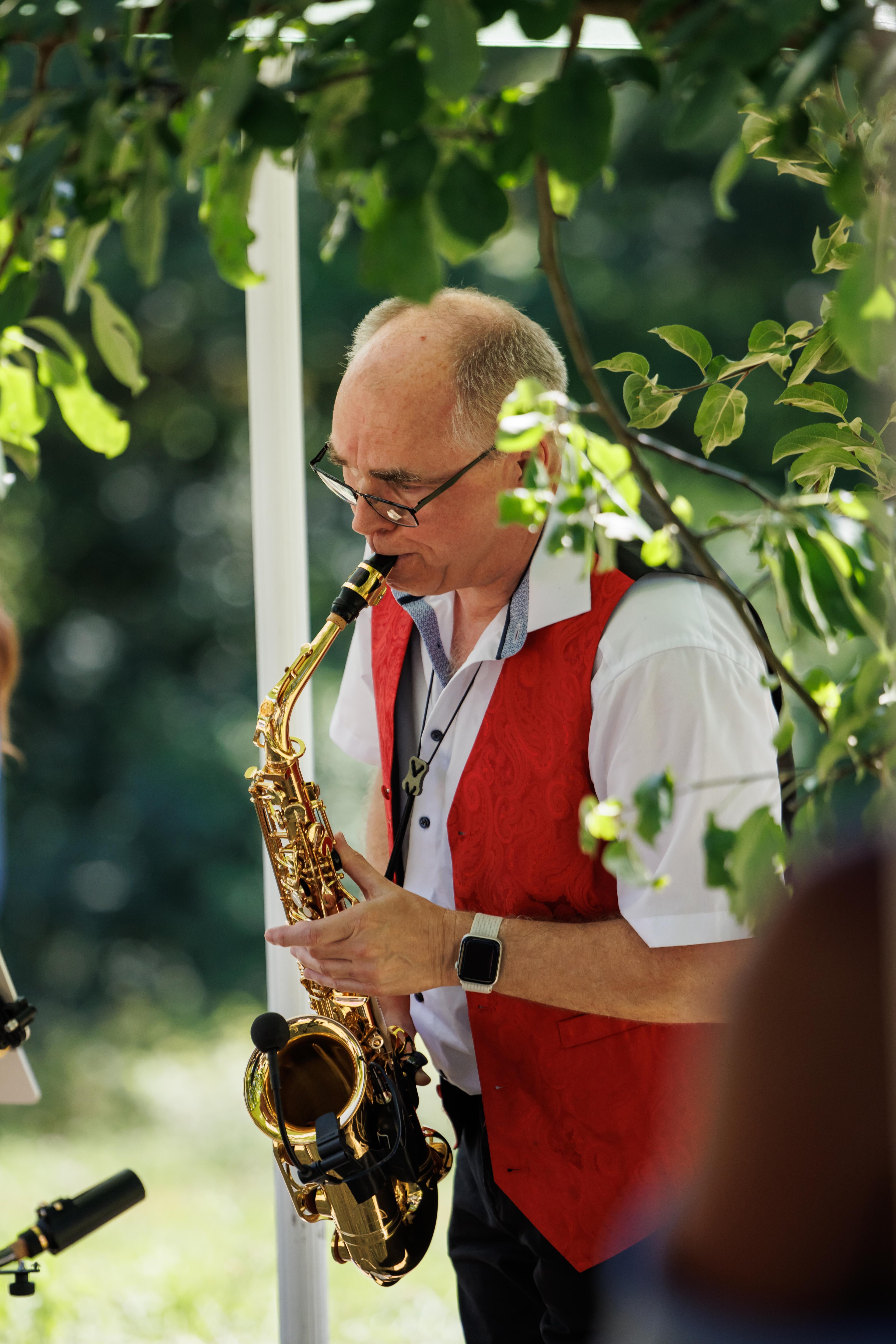Saxophonist spielt live während der freien Trauung von Stefanie und Manuel am Hochrhein