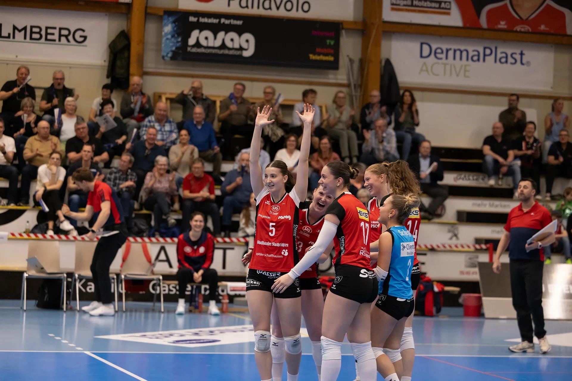 Wanda Herzog (VC Kanti Schaffhausen) im Mittelblock, NLA-Playoff-Halbfinale gegen Sm'Aesch Pfeffingen.