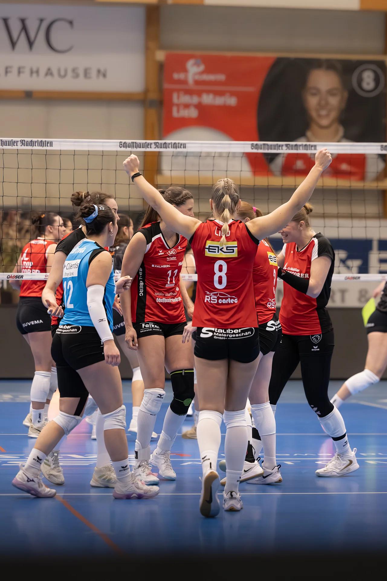 Lina-Marie Lieb (VC Kanti Schaffhausen) im Außenangriff, NLA-Frauen-Spiel gegen Viteos NUC.